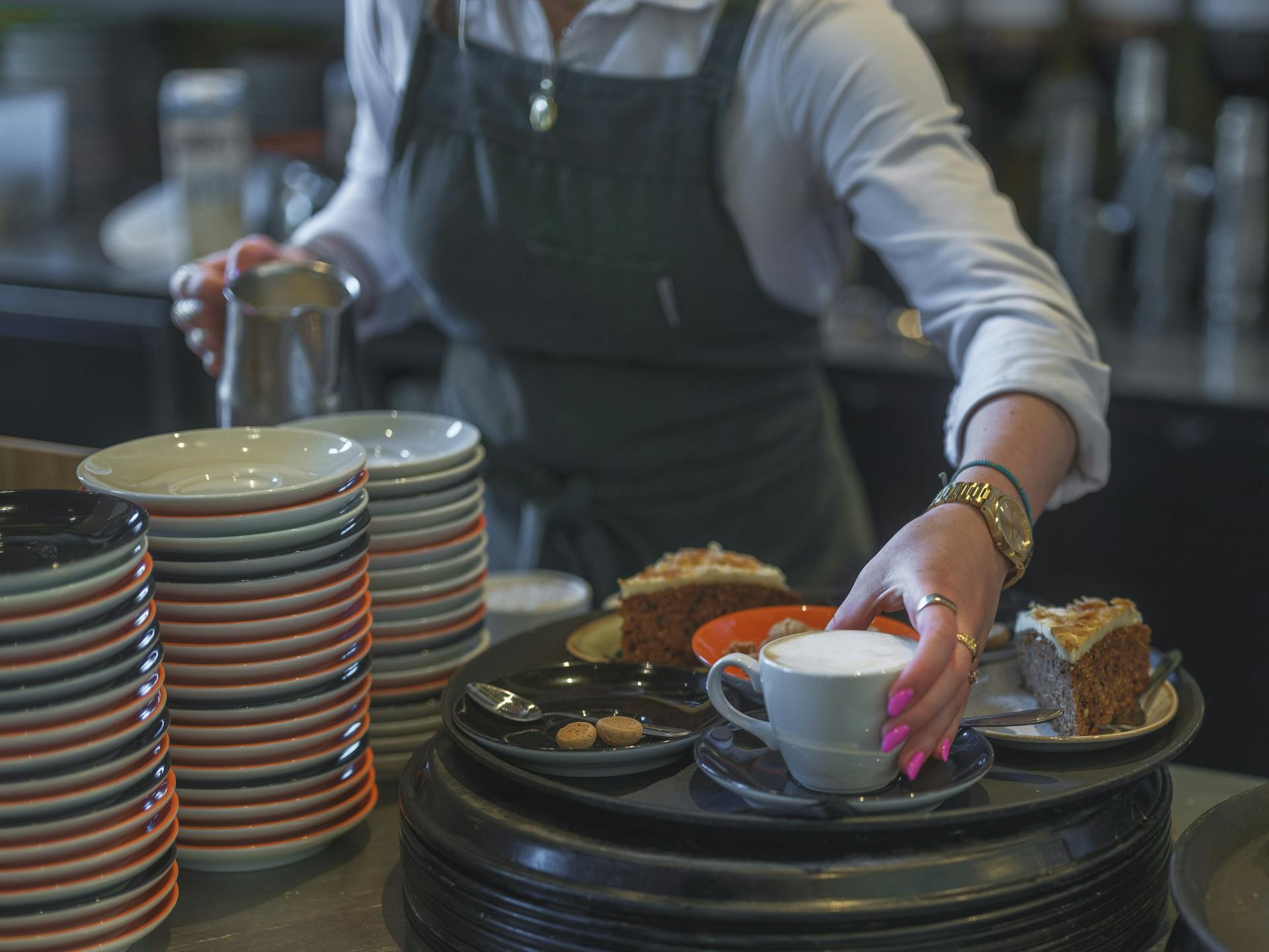 An eatery staff at work | Source: Pexels