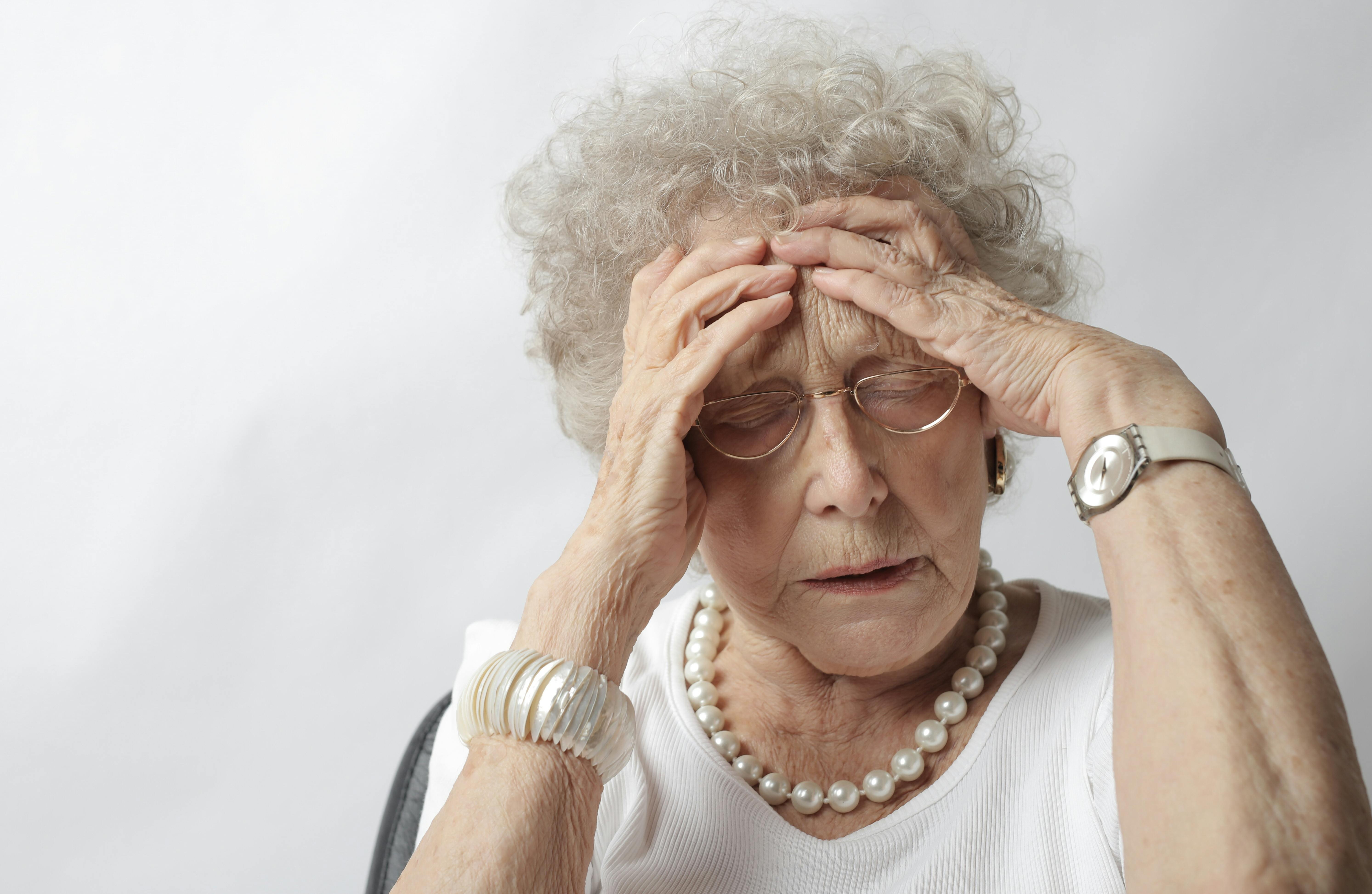 A worried older woman | Source: Pexels
