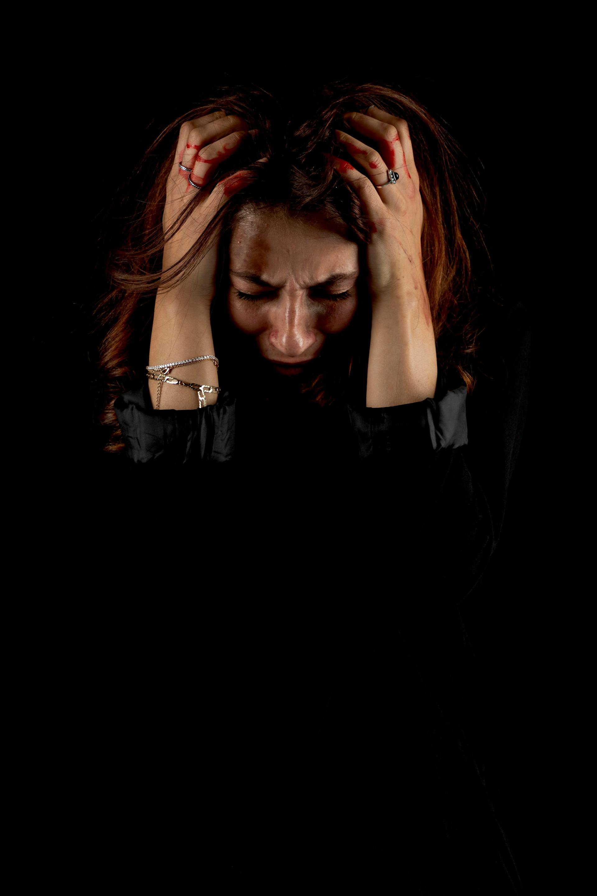 A woman sobbing and screaming | Source: Pexels