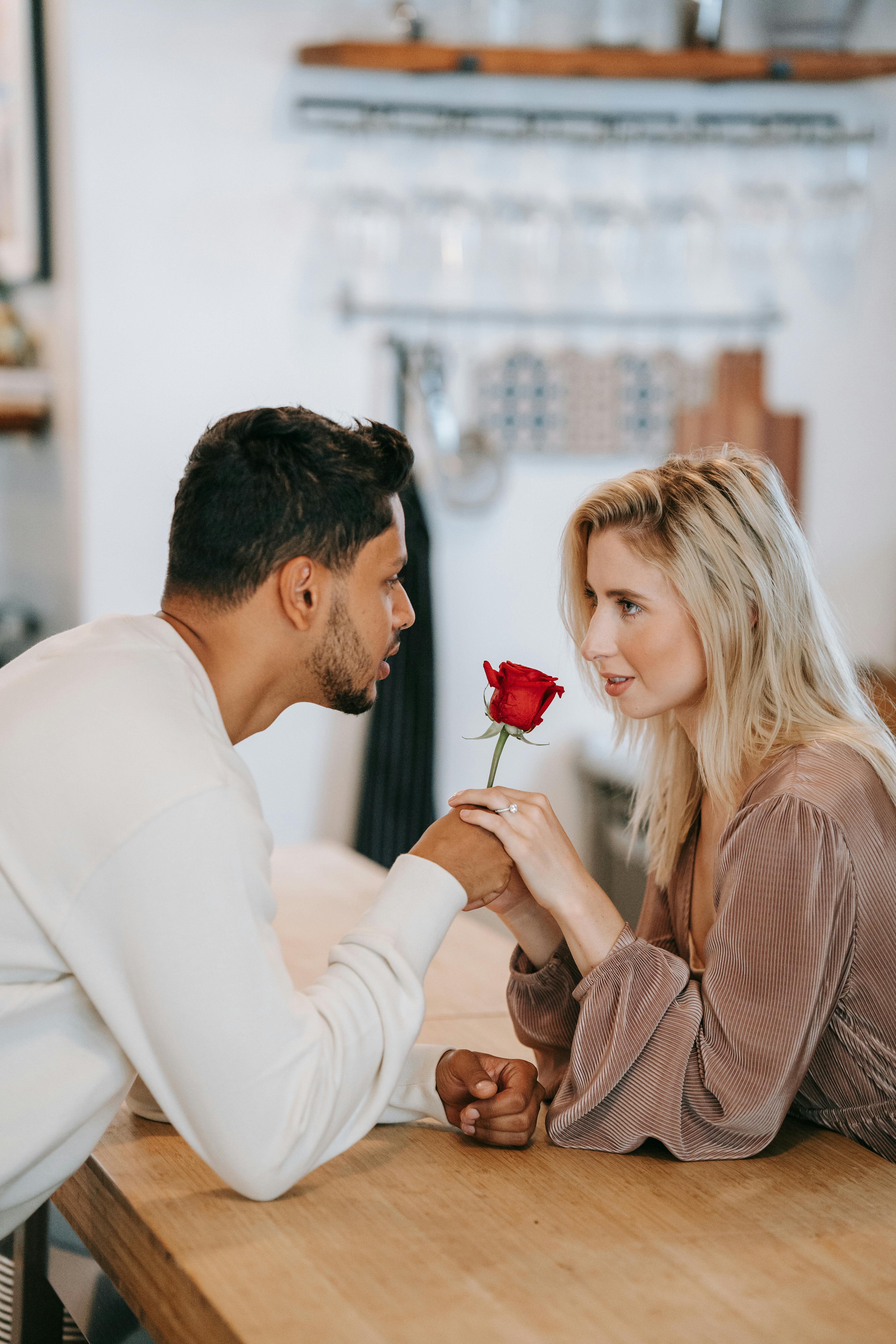 A man giving a rose to a woman | Source: Pexels