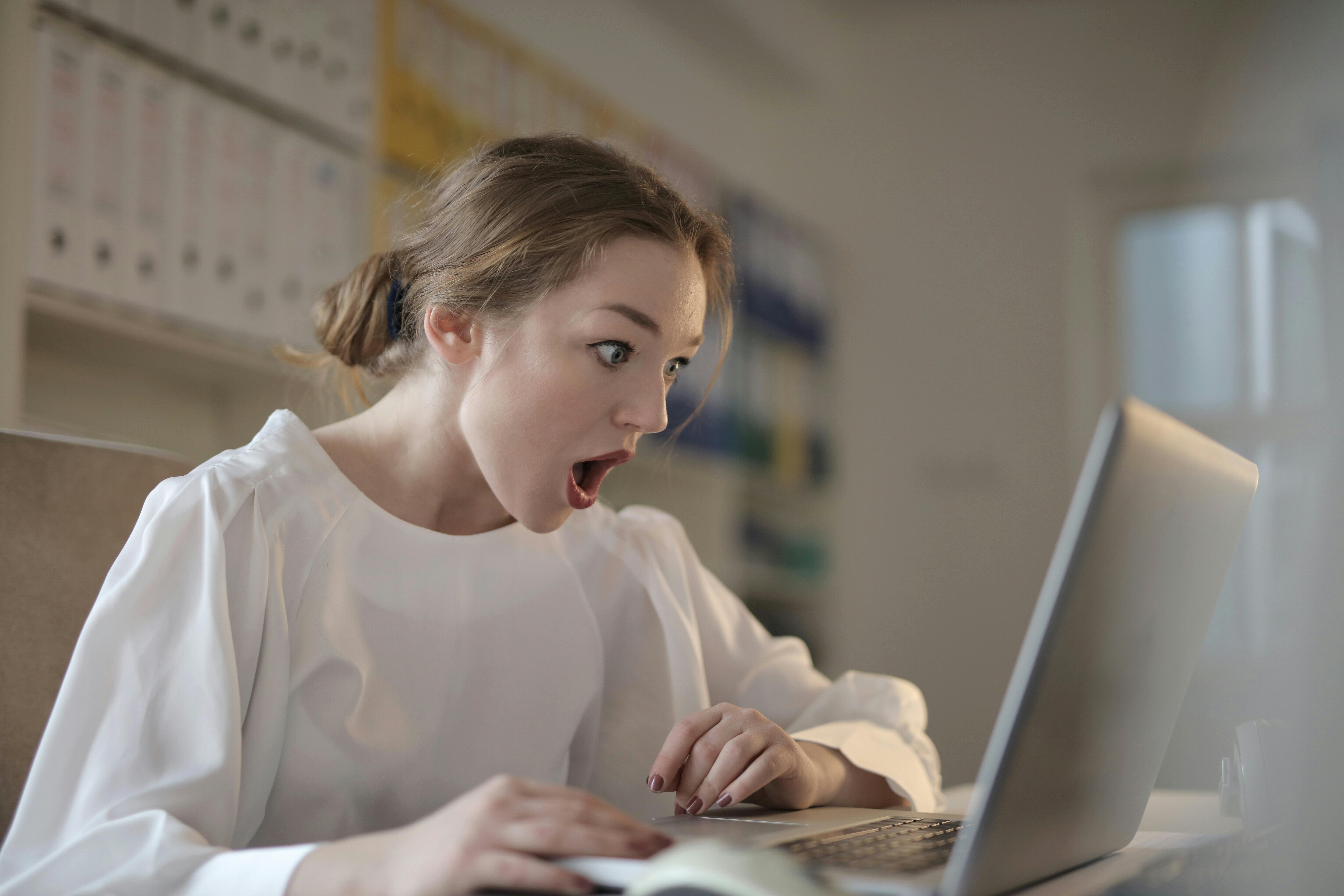 Shocked woman looking at a laptop | Source: Pexels