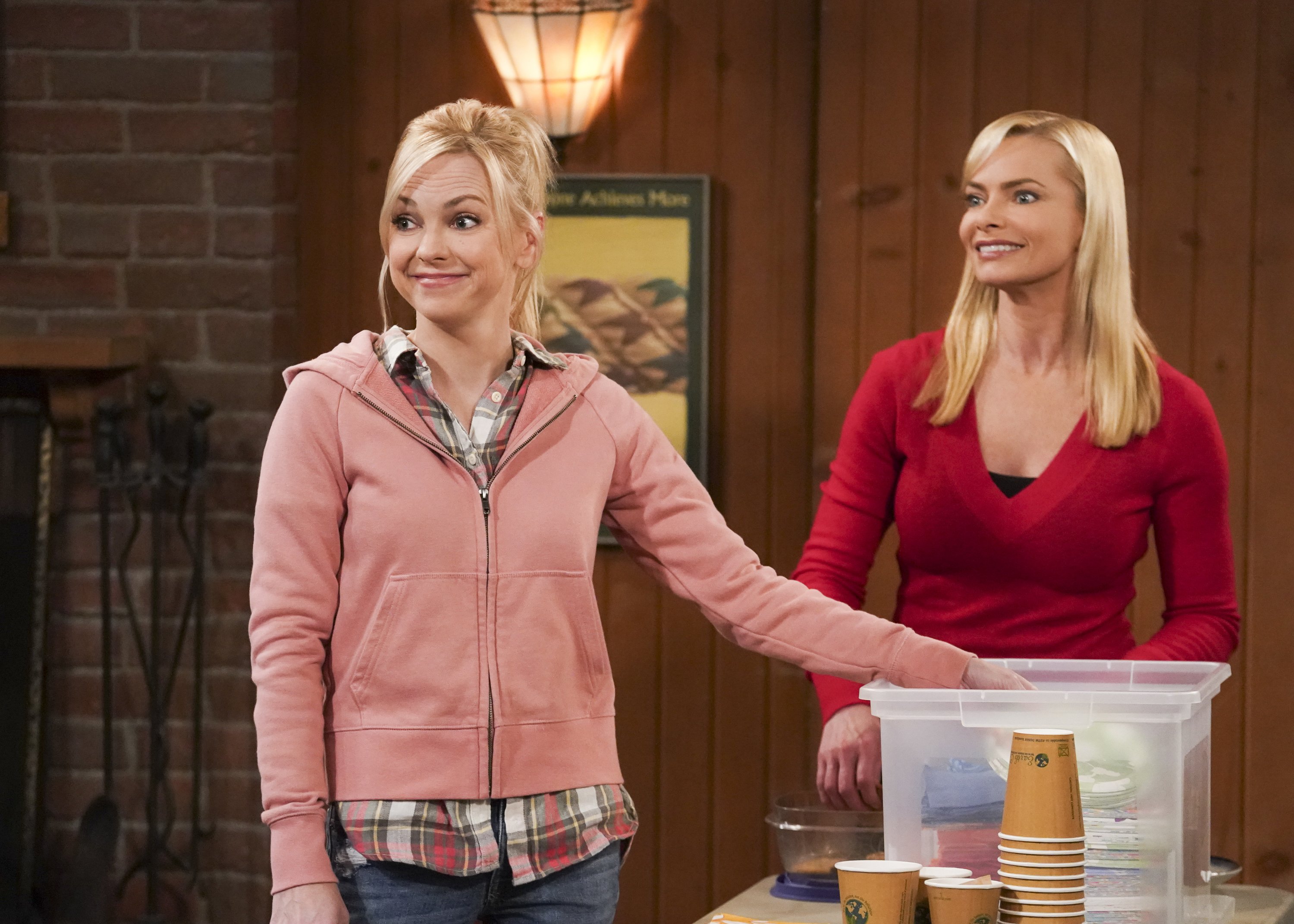 Anna Faris as Christy Plunkett and Jamie Pressly as Jill Kendall on "Mom" (2019) | Source: Getty Images