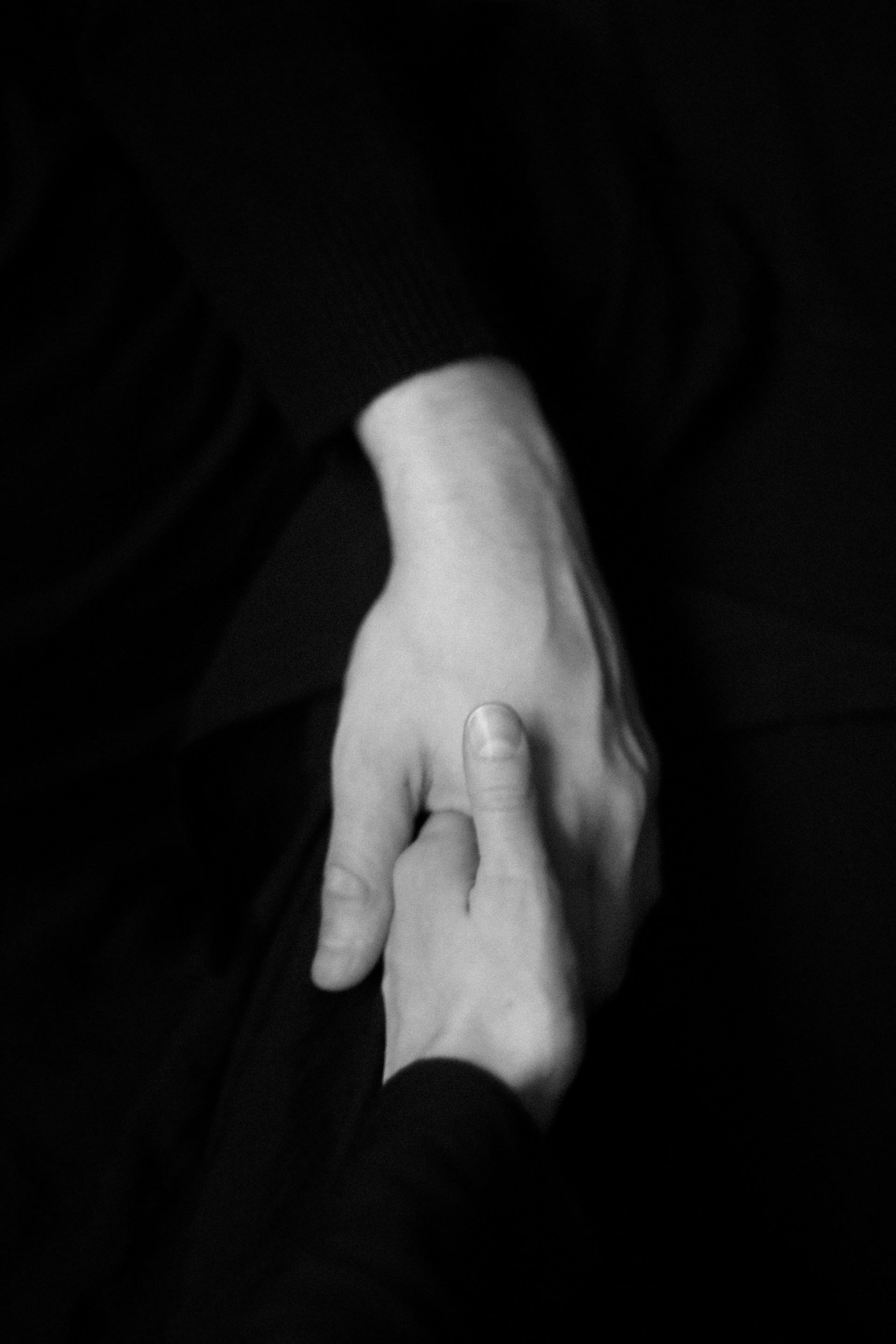 A woman's hand holding a man's hand | Source: Unsplash