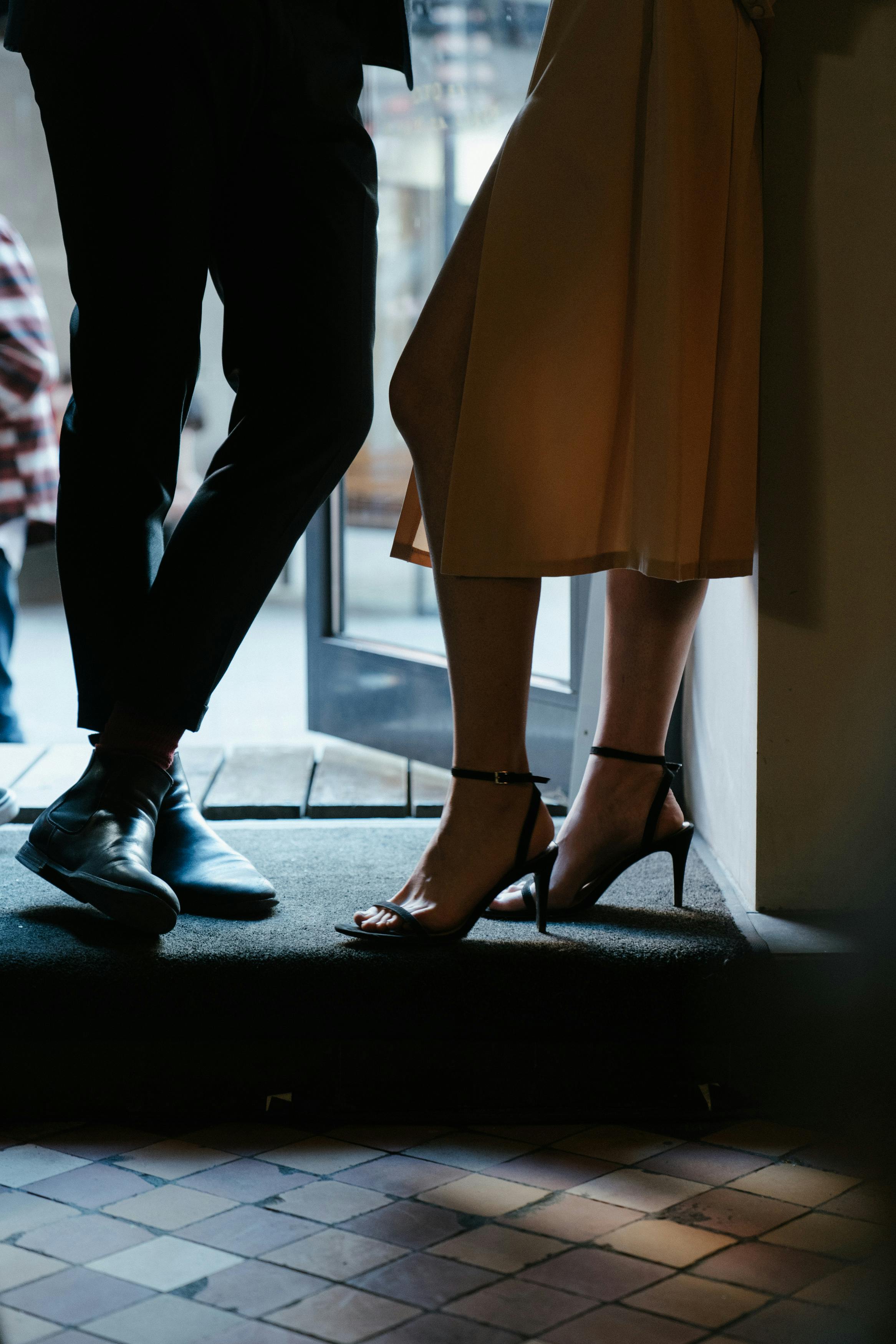A man talking to a woman | Source: Pexels
