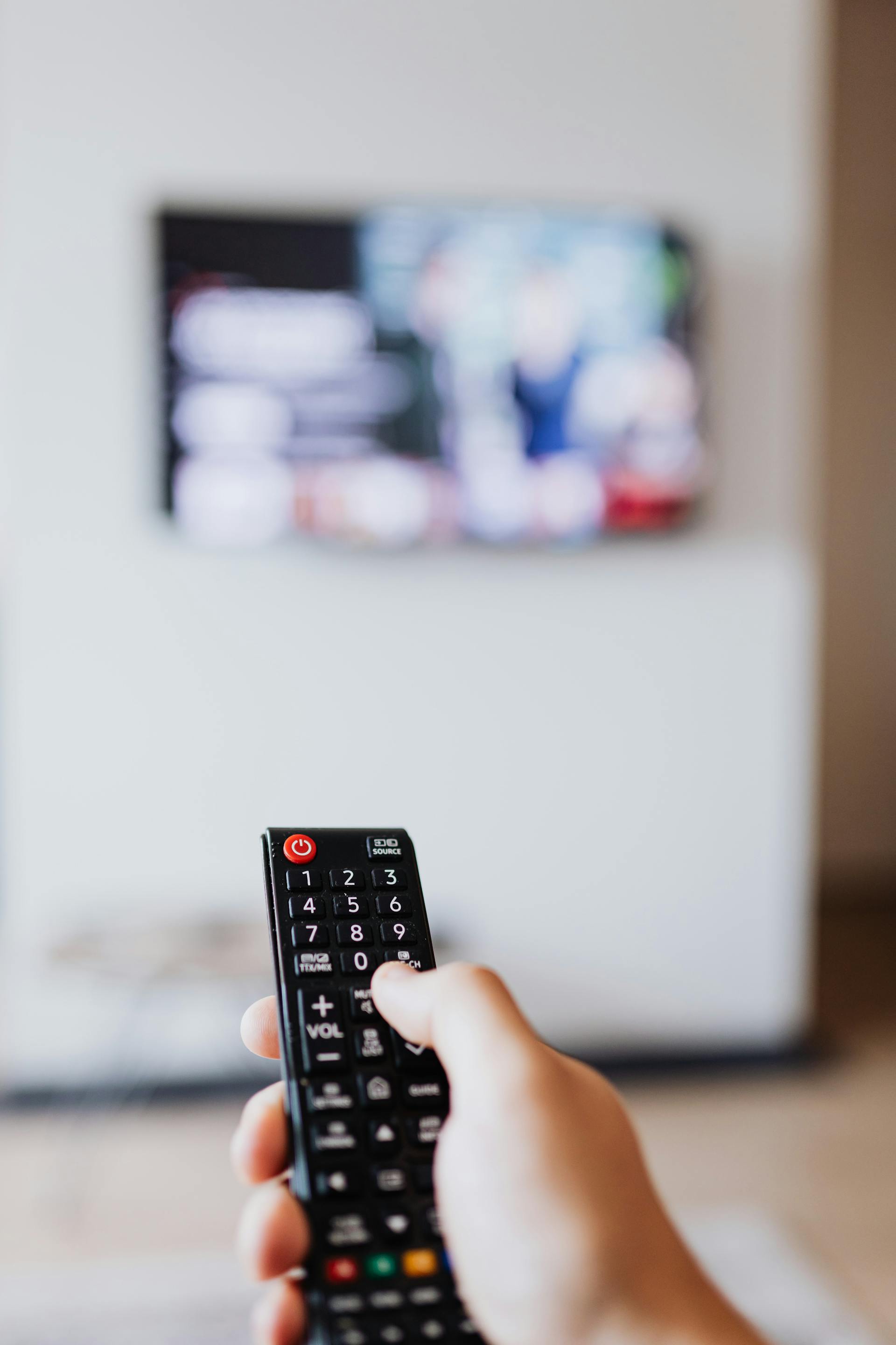 A man holding a remote | Source: Pexels