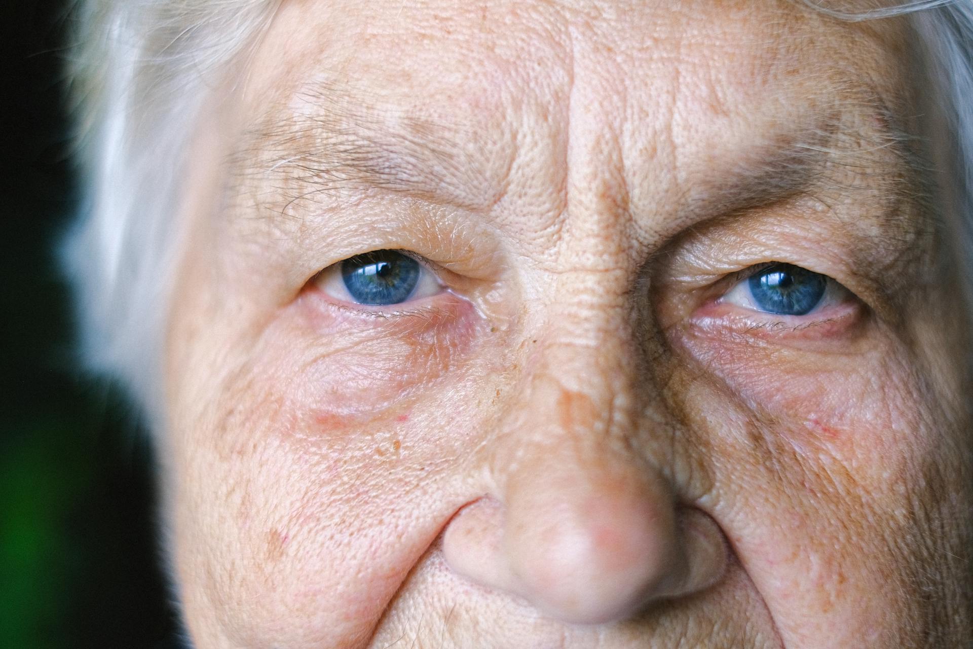 A woman staring at someone | Source: Pexels