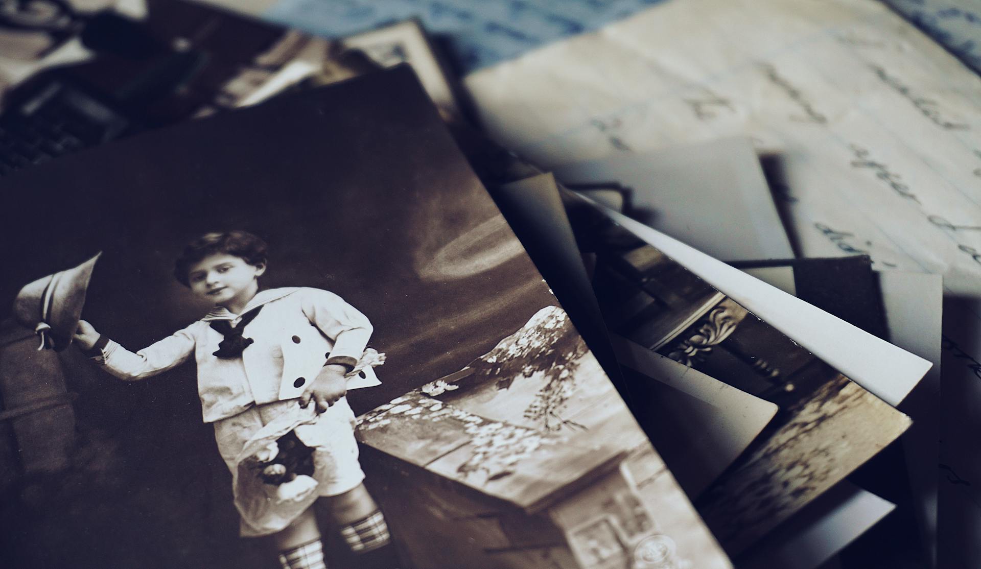 Old photographs and letters | Source: Pexels