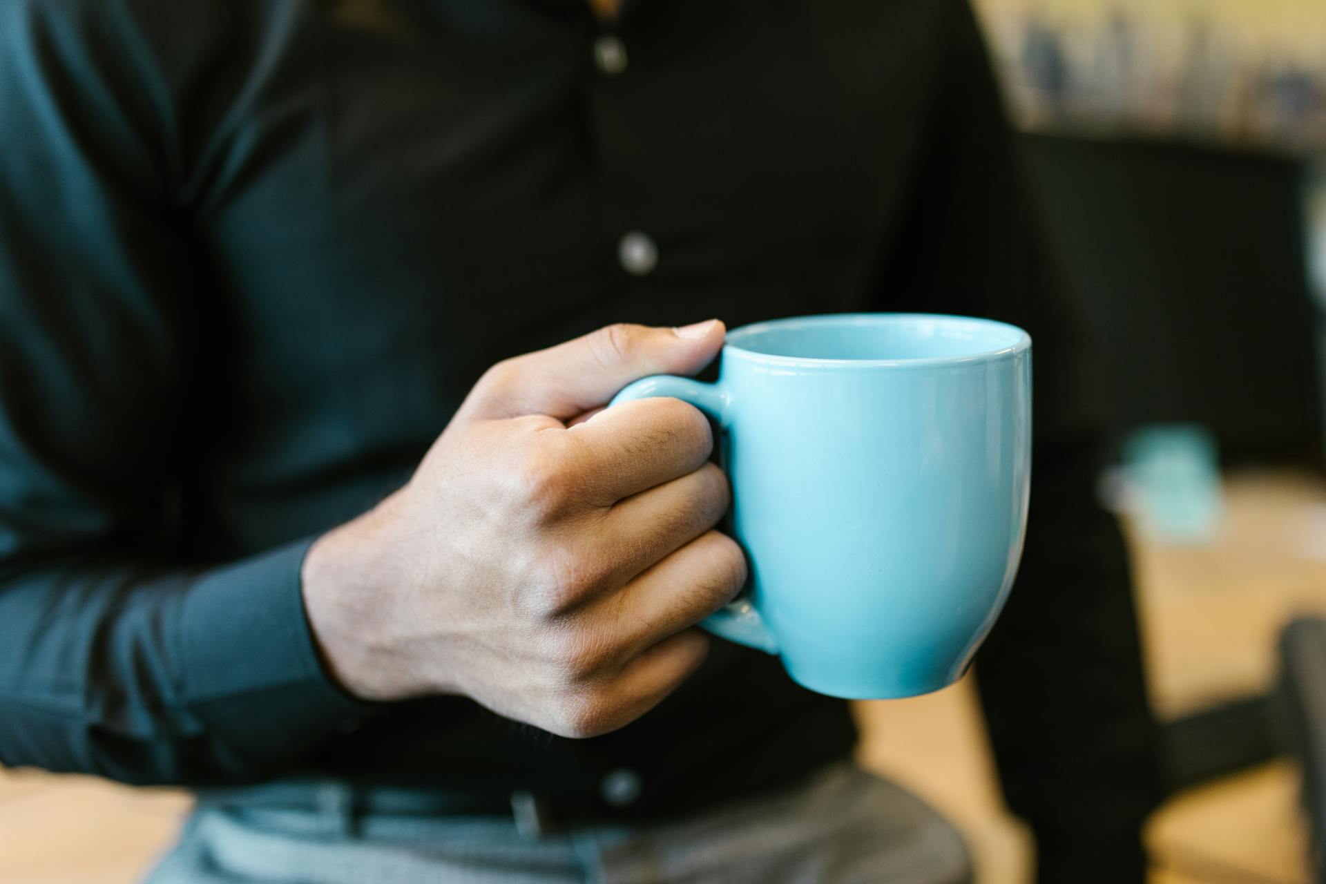 Man holding a mug of tea | Source: Pexels