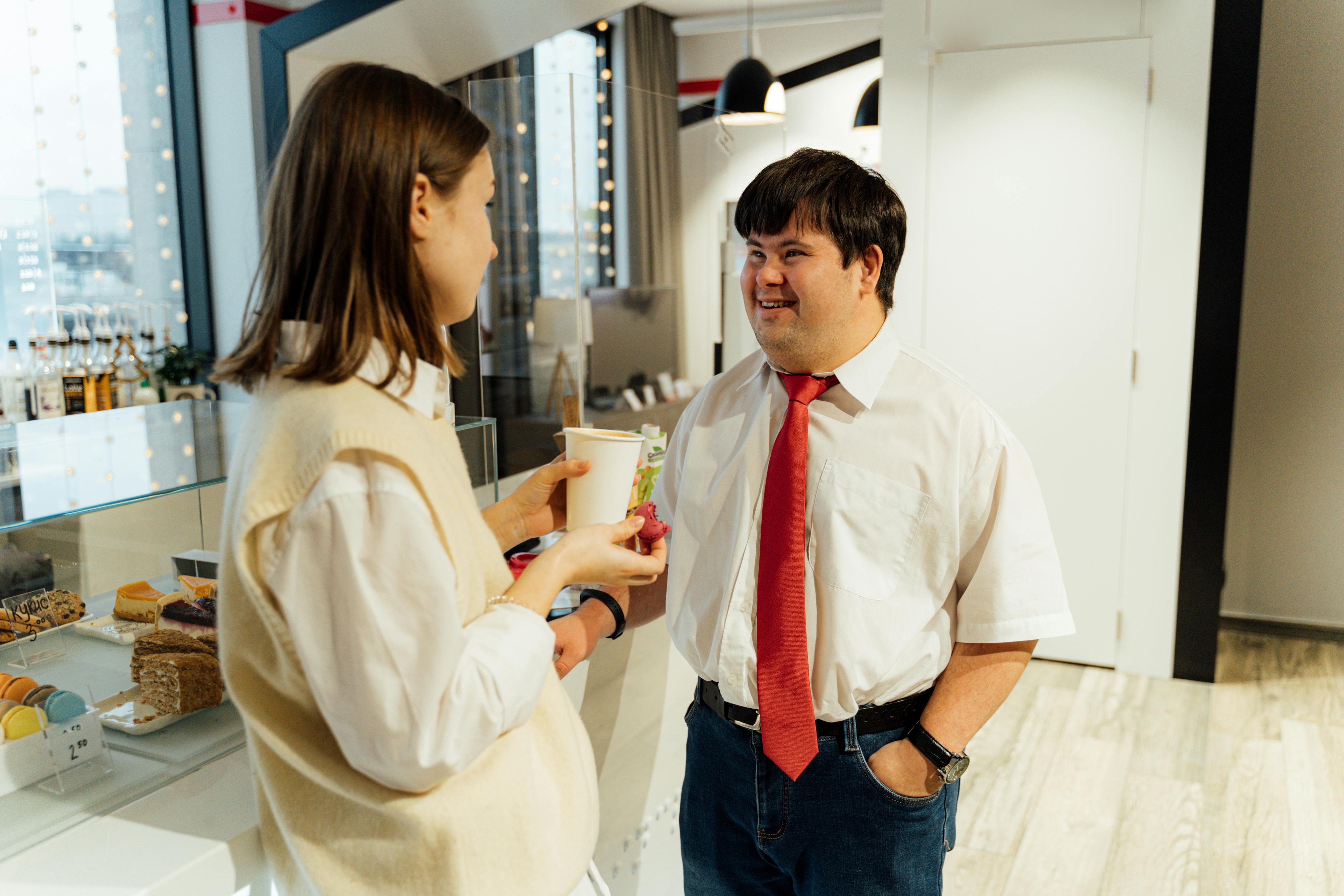 Manager talking to a customer at a café | Source: Pexels