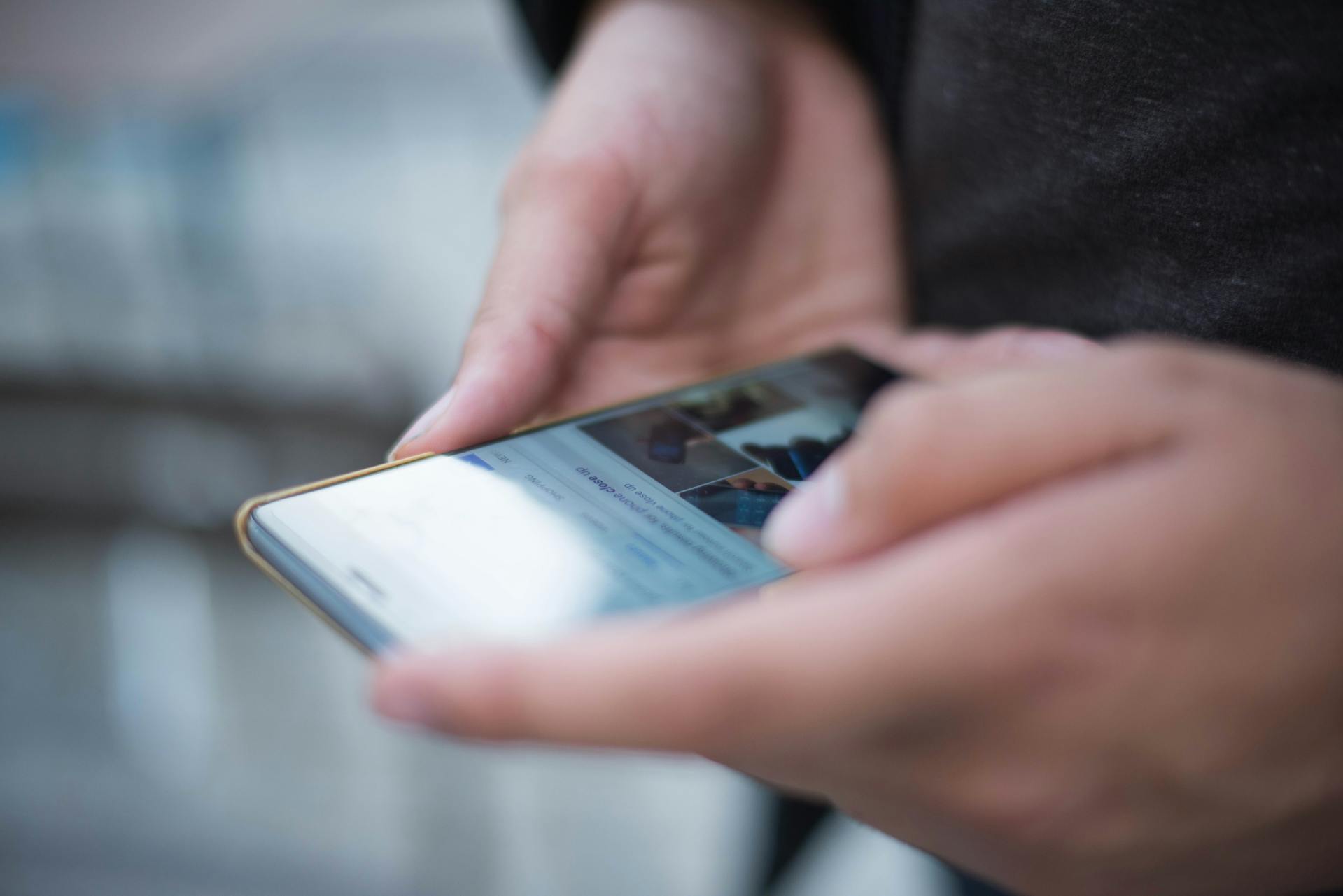 A man holding his phone | Source: Pexels
