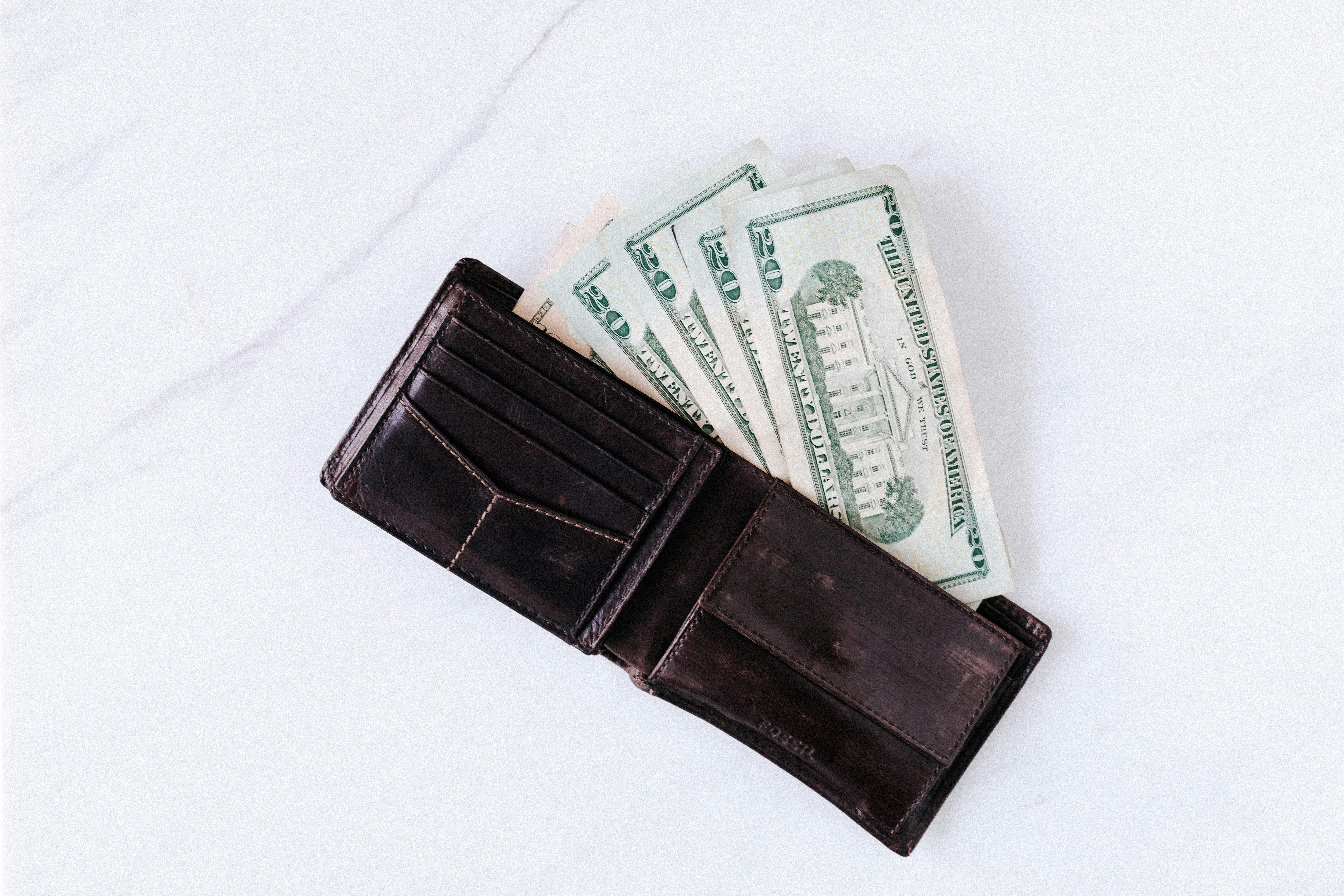 A wallet with money | Source: Pexels
