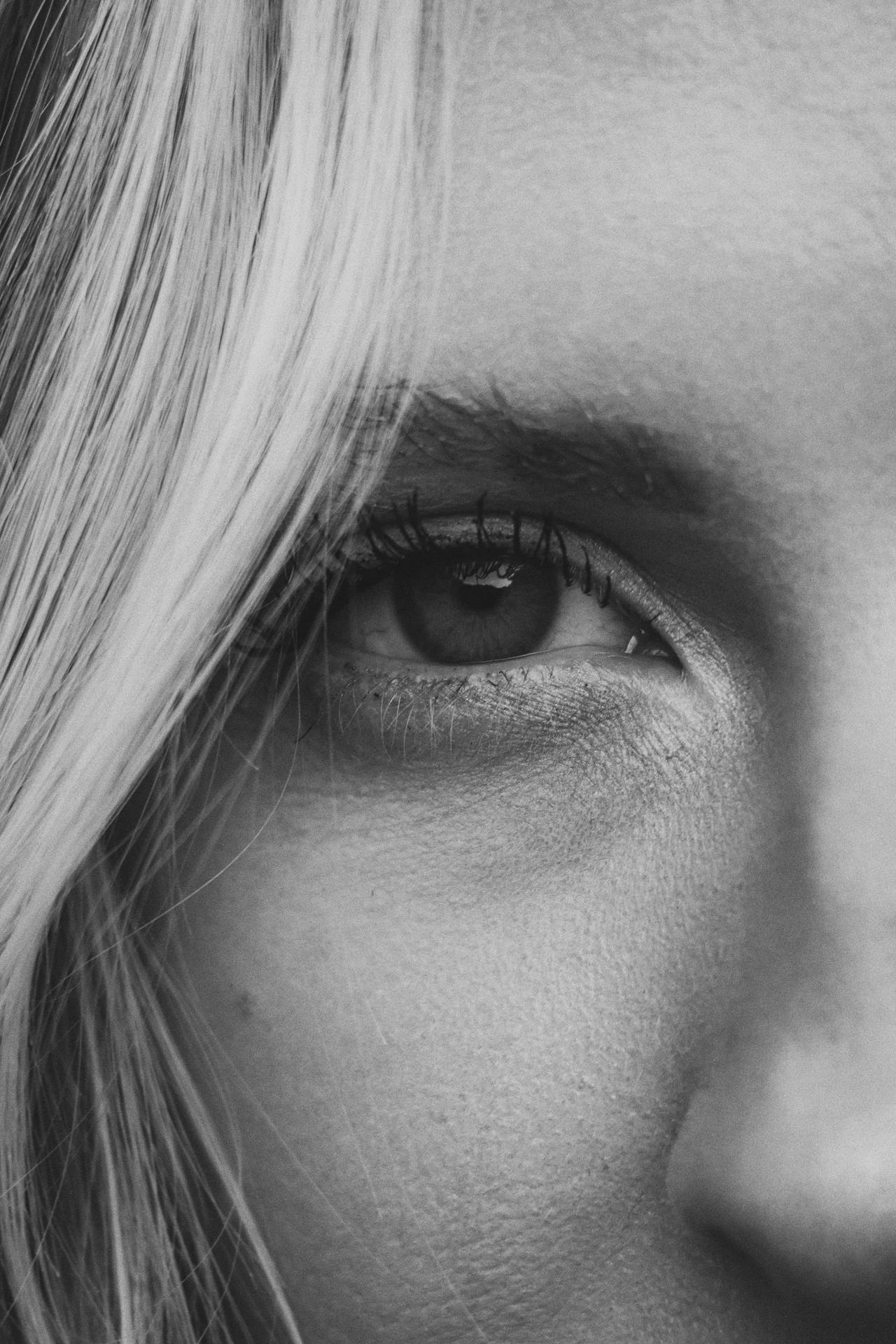 Grayscale shot of a woman staring | Source: Pexels