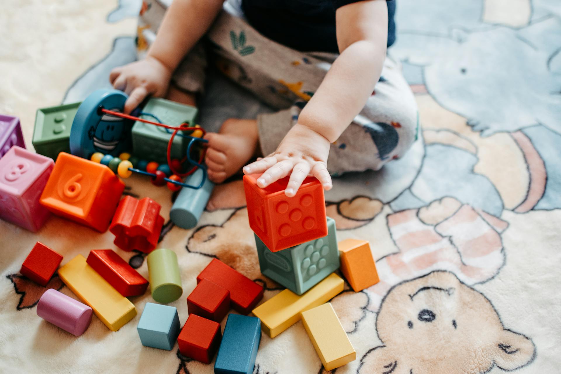 A child playing with blocks | Source: Pexels