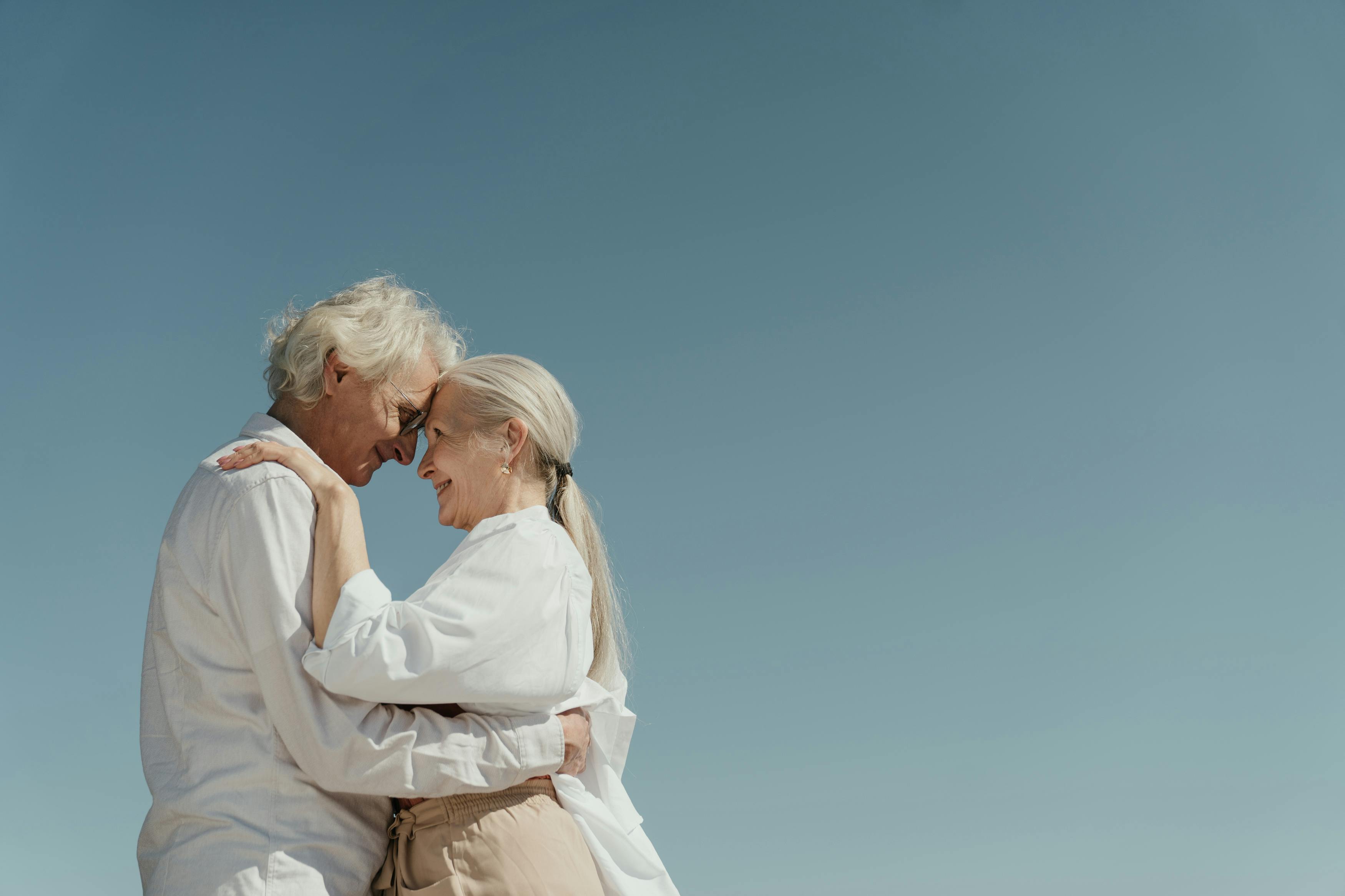 Um casal de idosos se abraçando | Fonte: Pexels