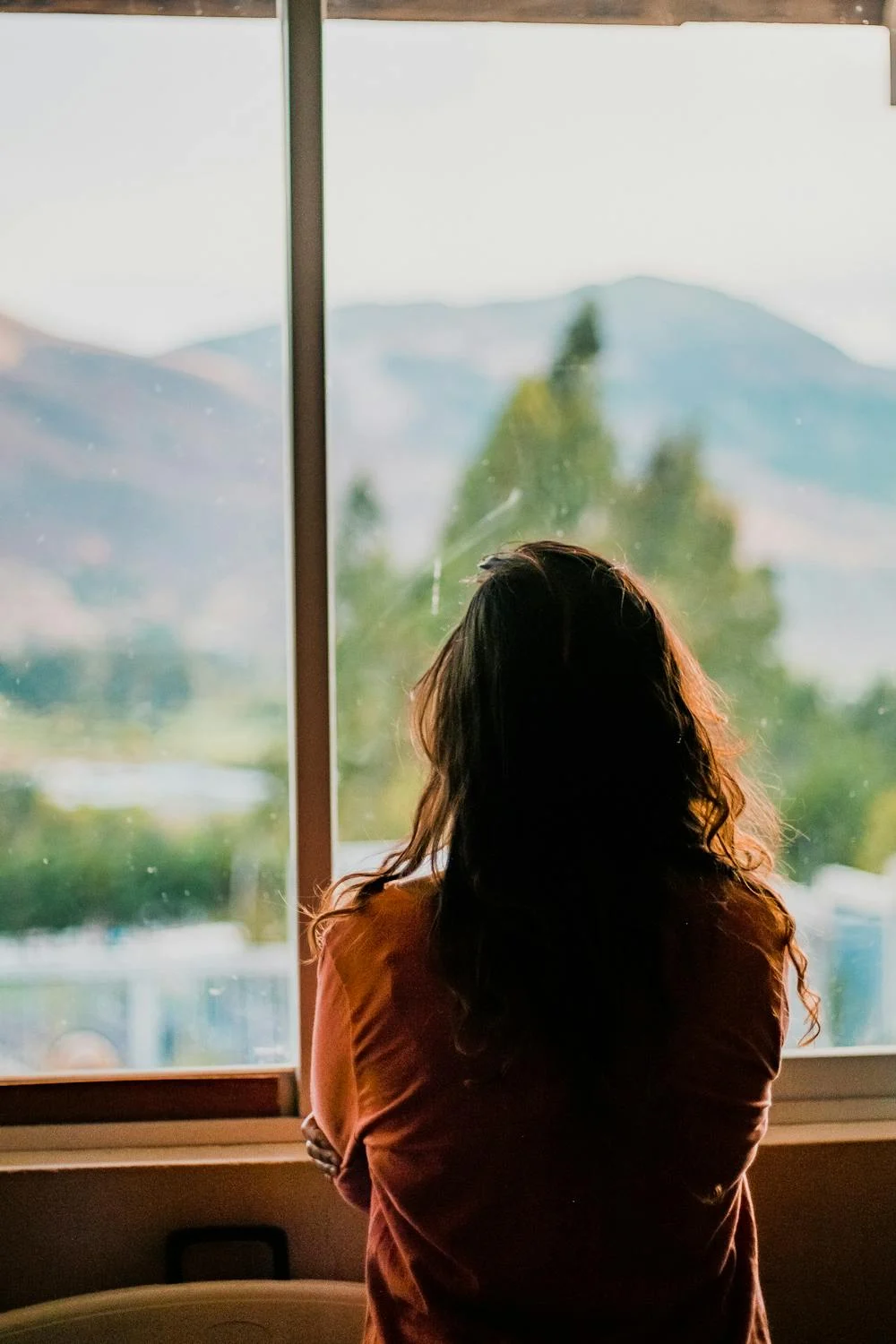 A sad woman staring out the window | Source: Pexels