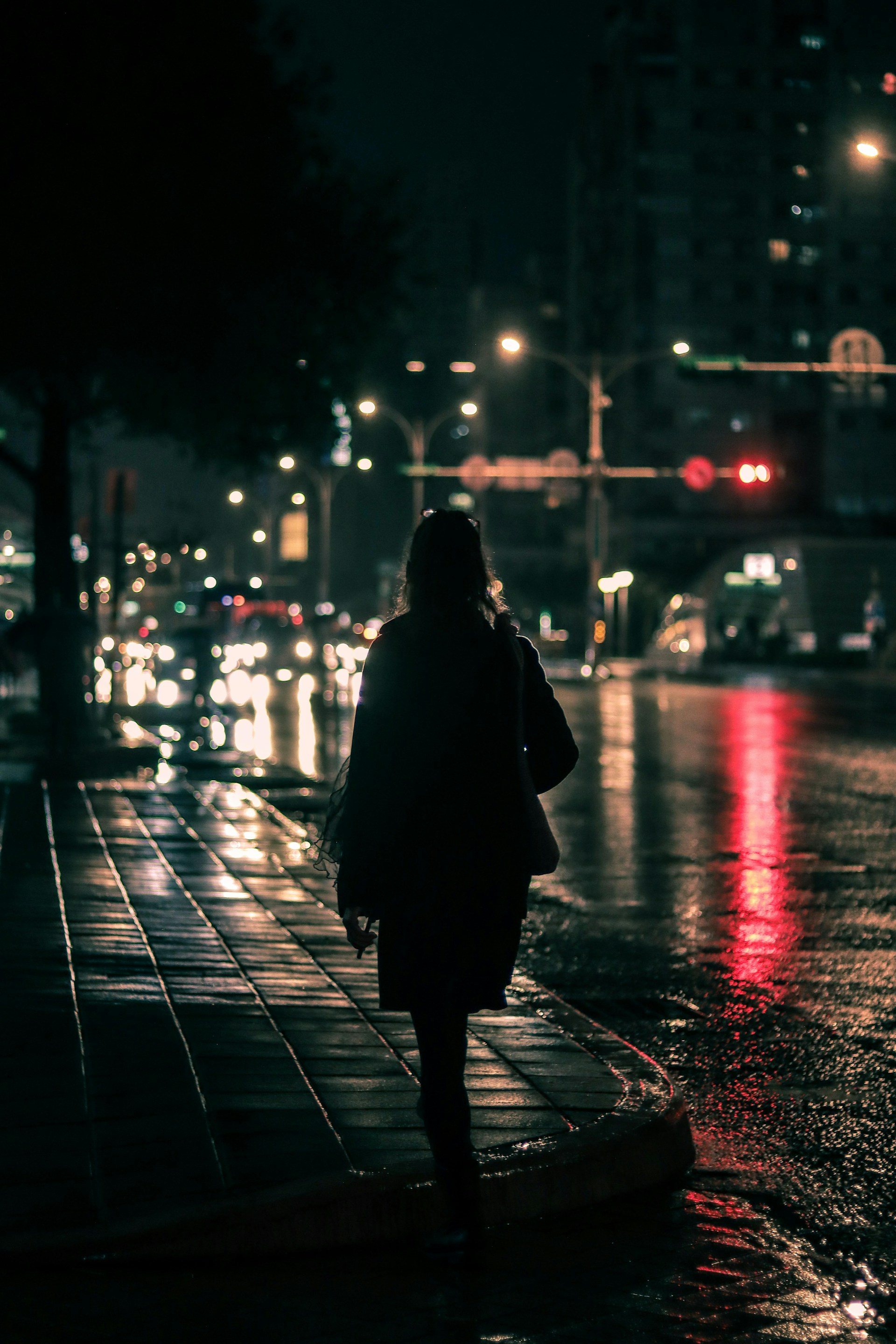 A woman walking on the street at night | Source: Unsplash