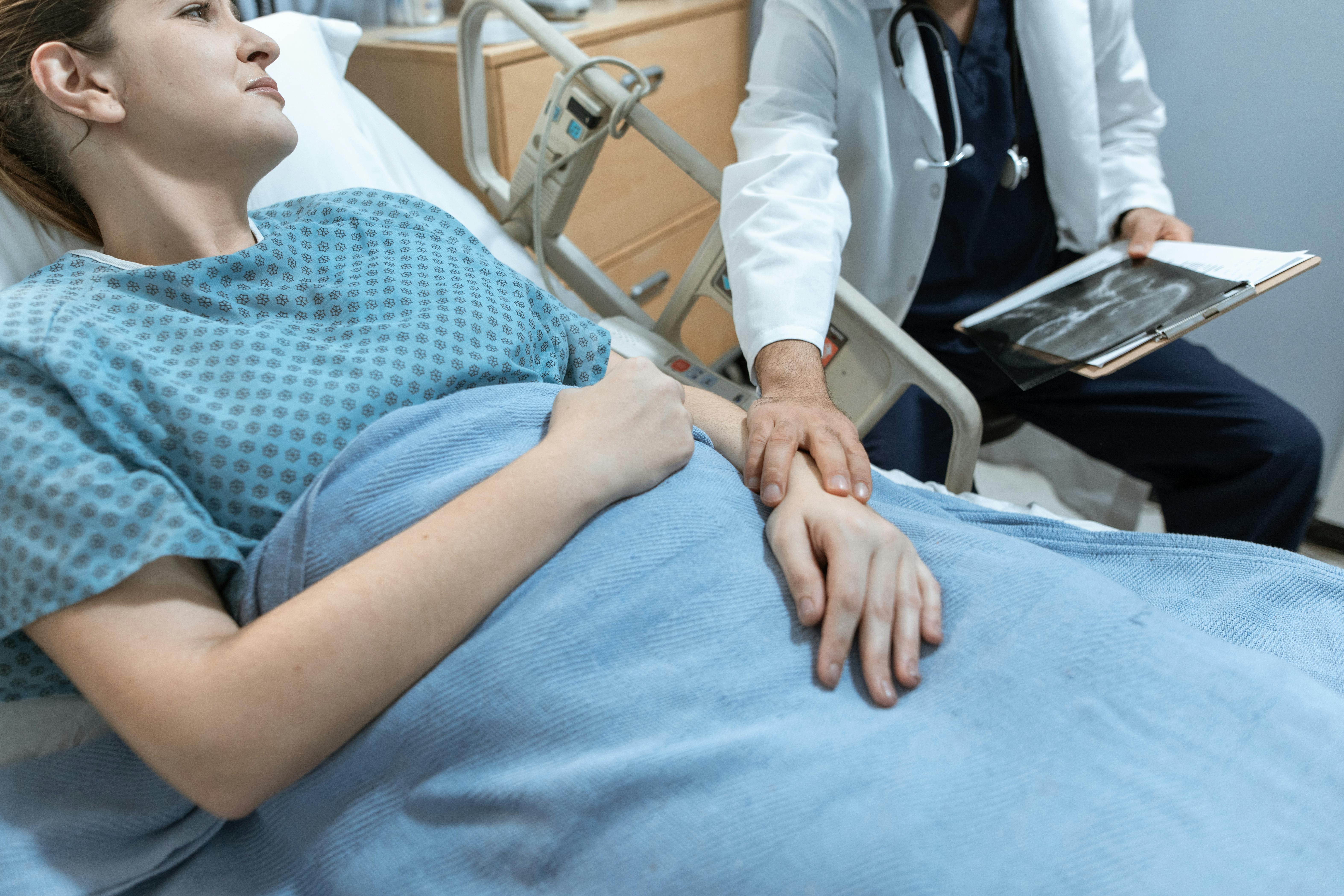 A doctor attending to a sick woman | Source: Pexels