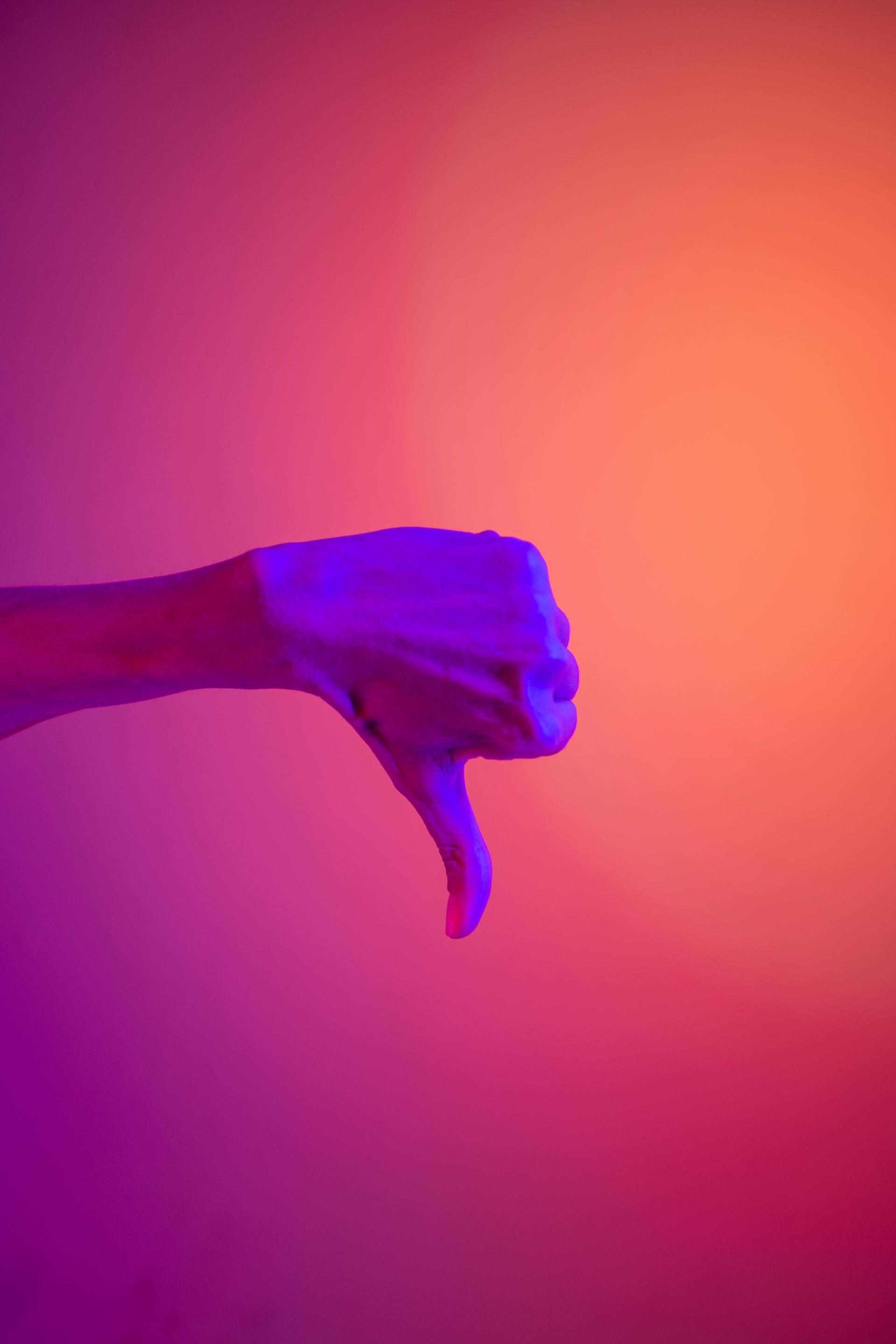 A person doing a thumbs down | Source: Pexels
