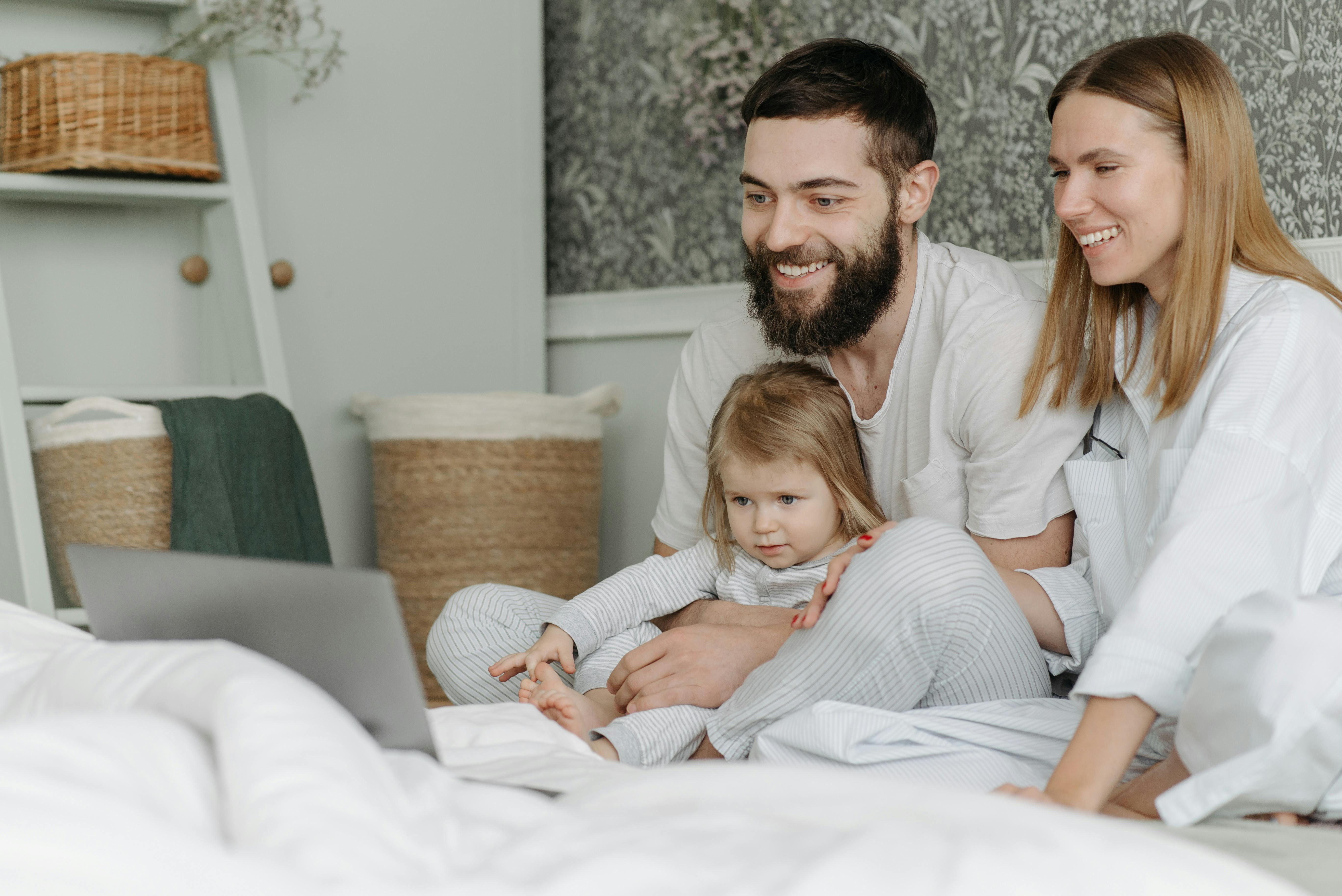 Couple bonding with their daughter | Source: Pexels