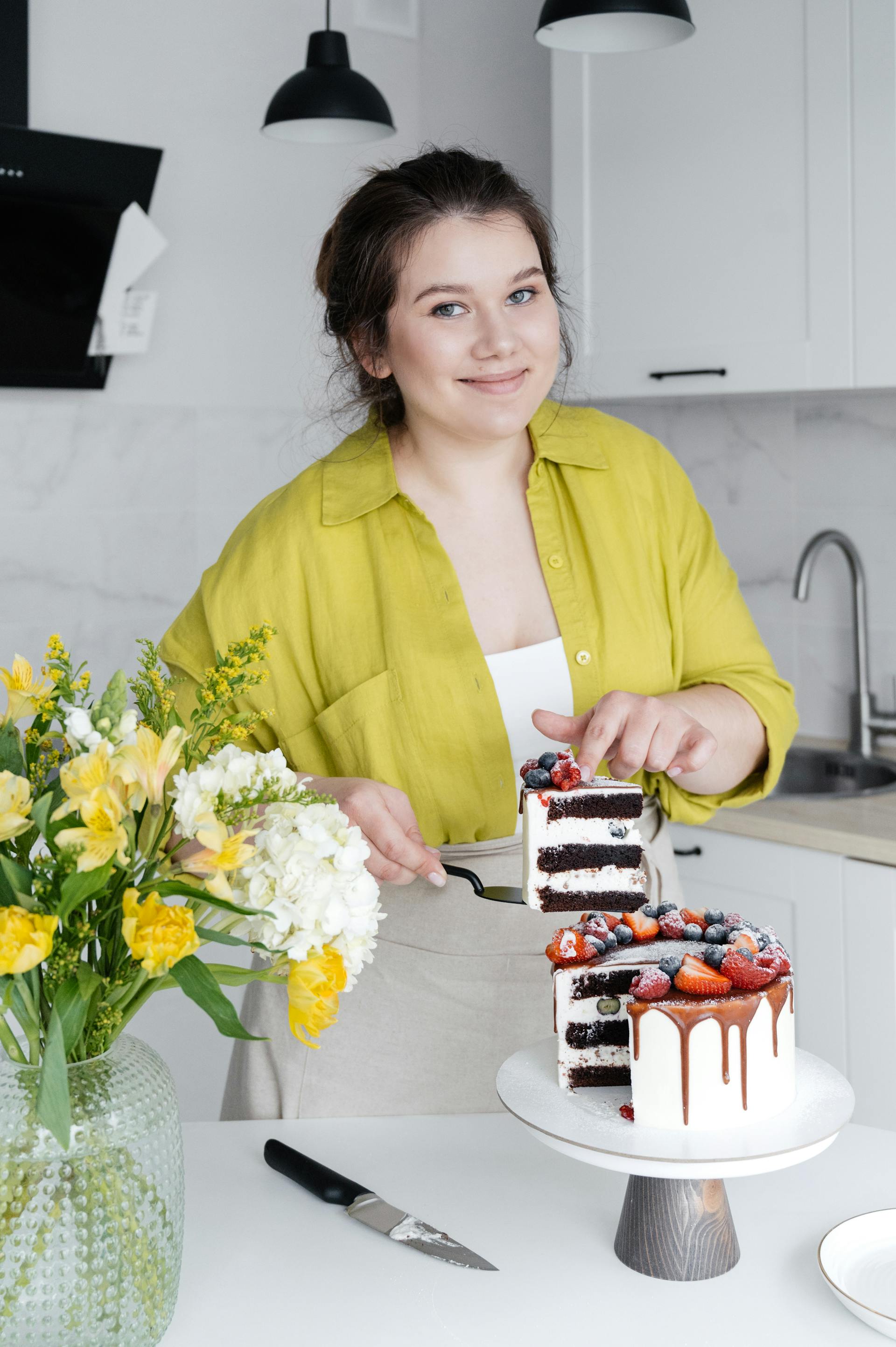 A smiling woman serving cake | Source: Pexels