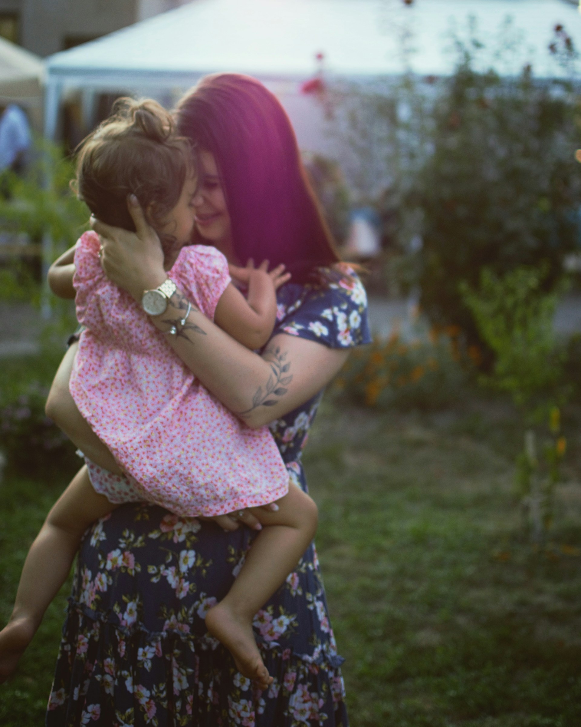 A woman hugging a girl | Source: Unsplash