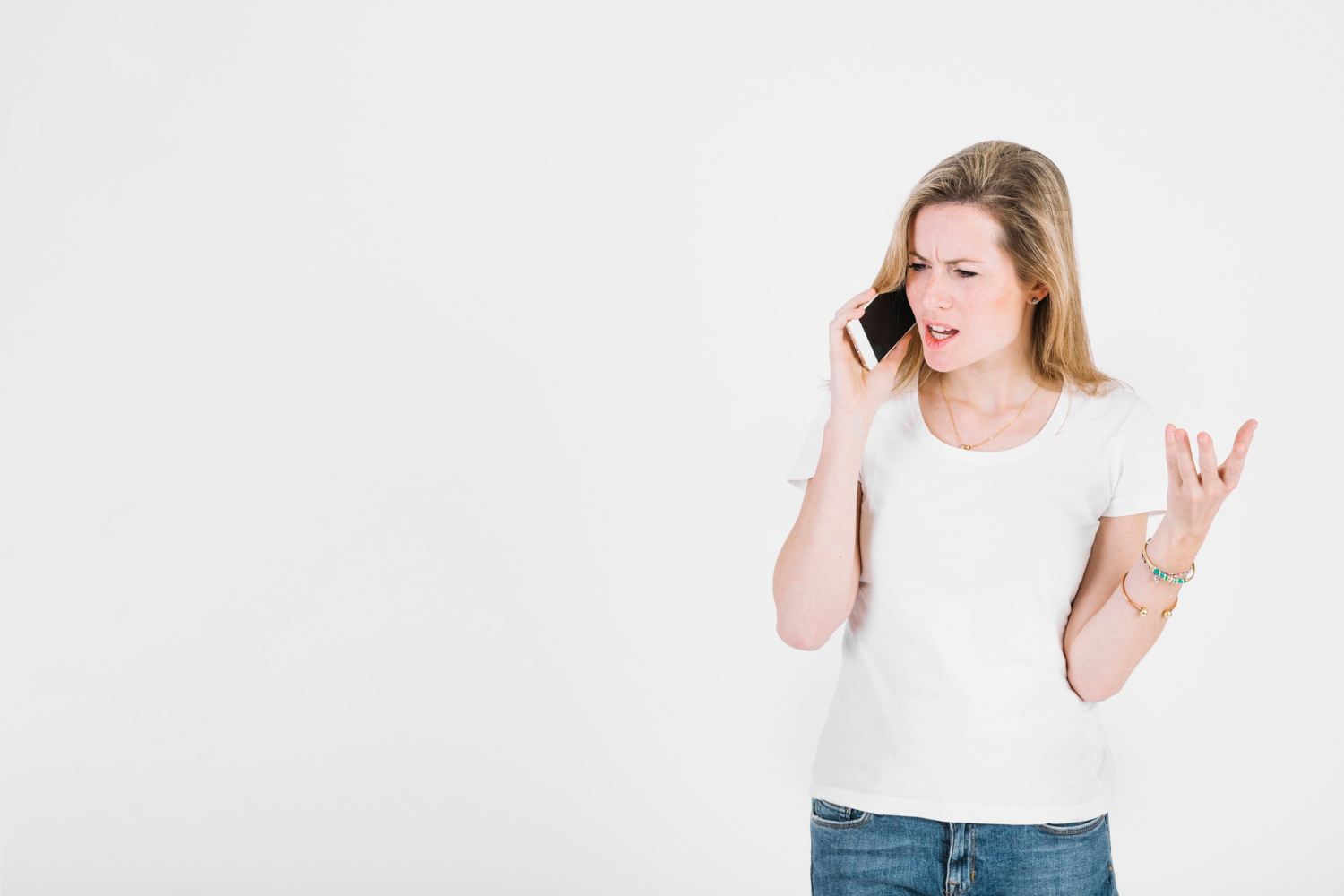 An angry woman talking on the phone | Source: Freepik