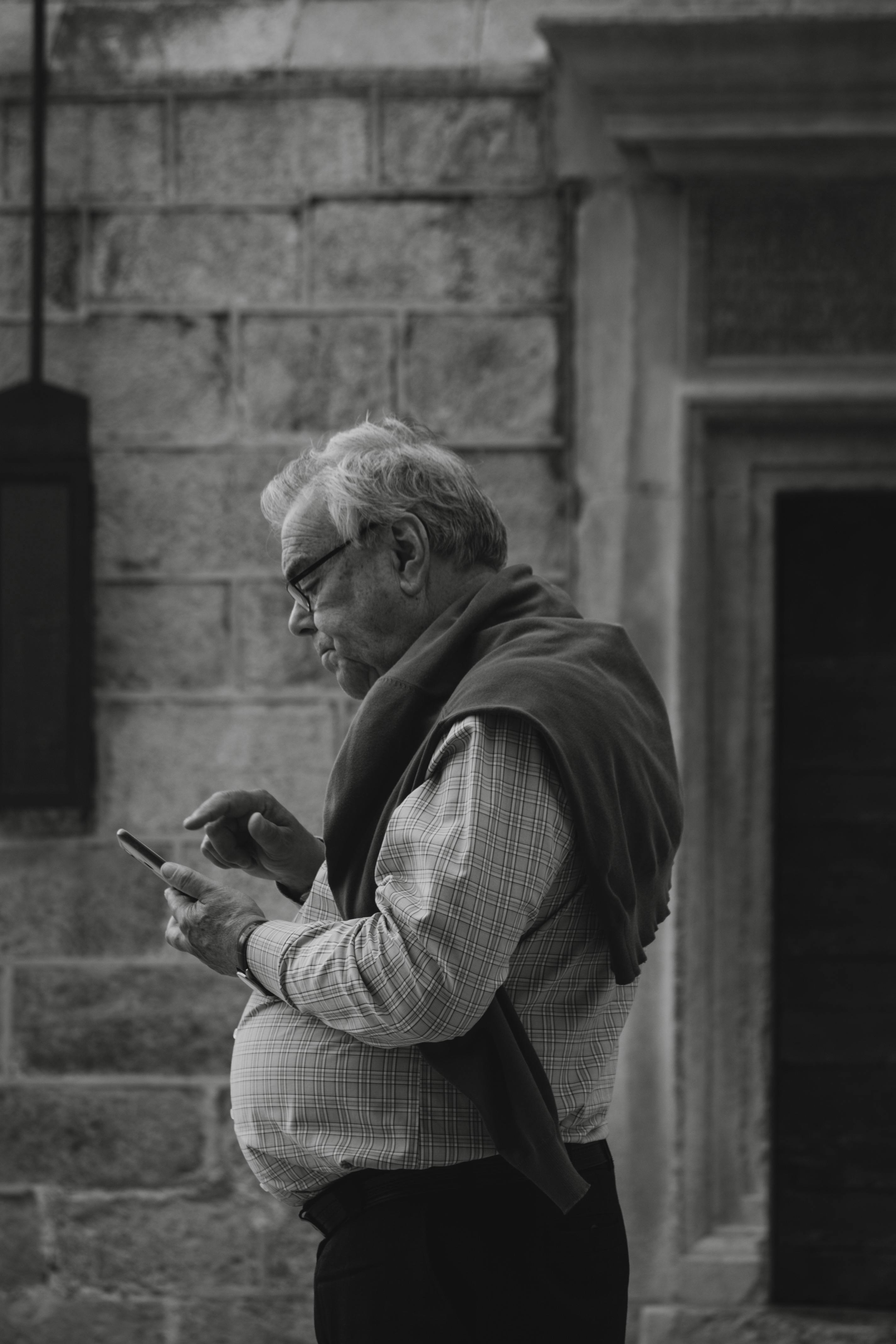 A man using his phone | Source: Pexels