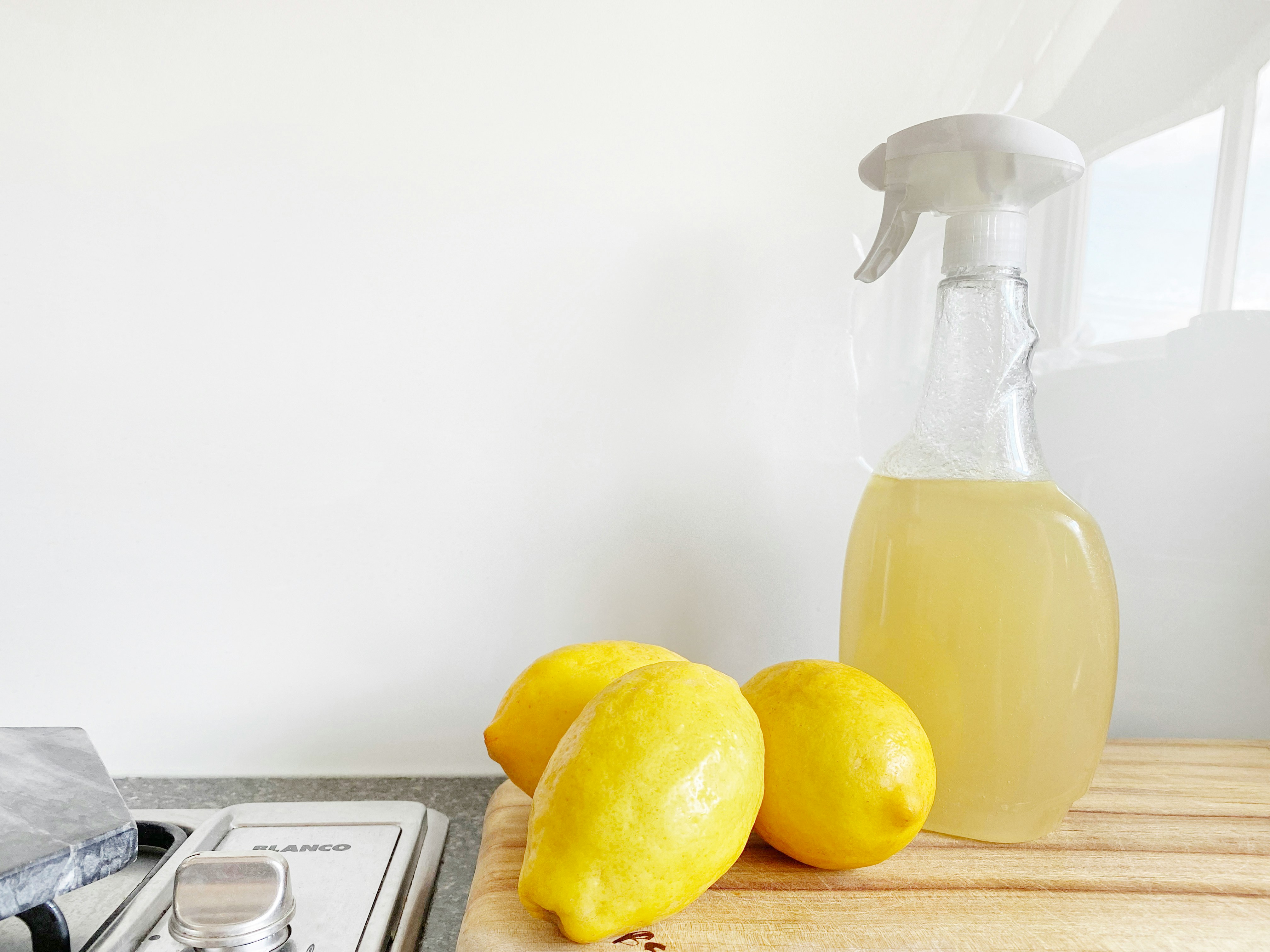 Lemons next to a spray bottle | Source: Unsplash