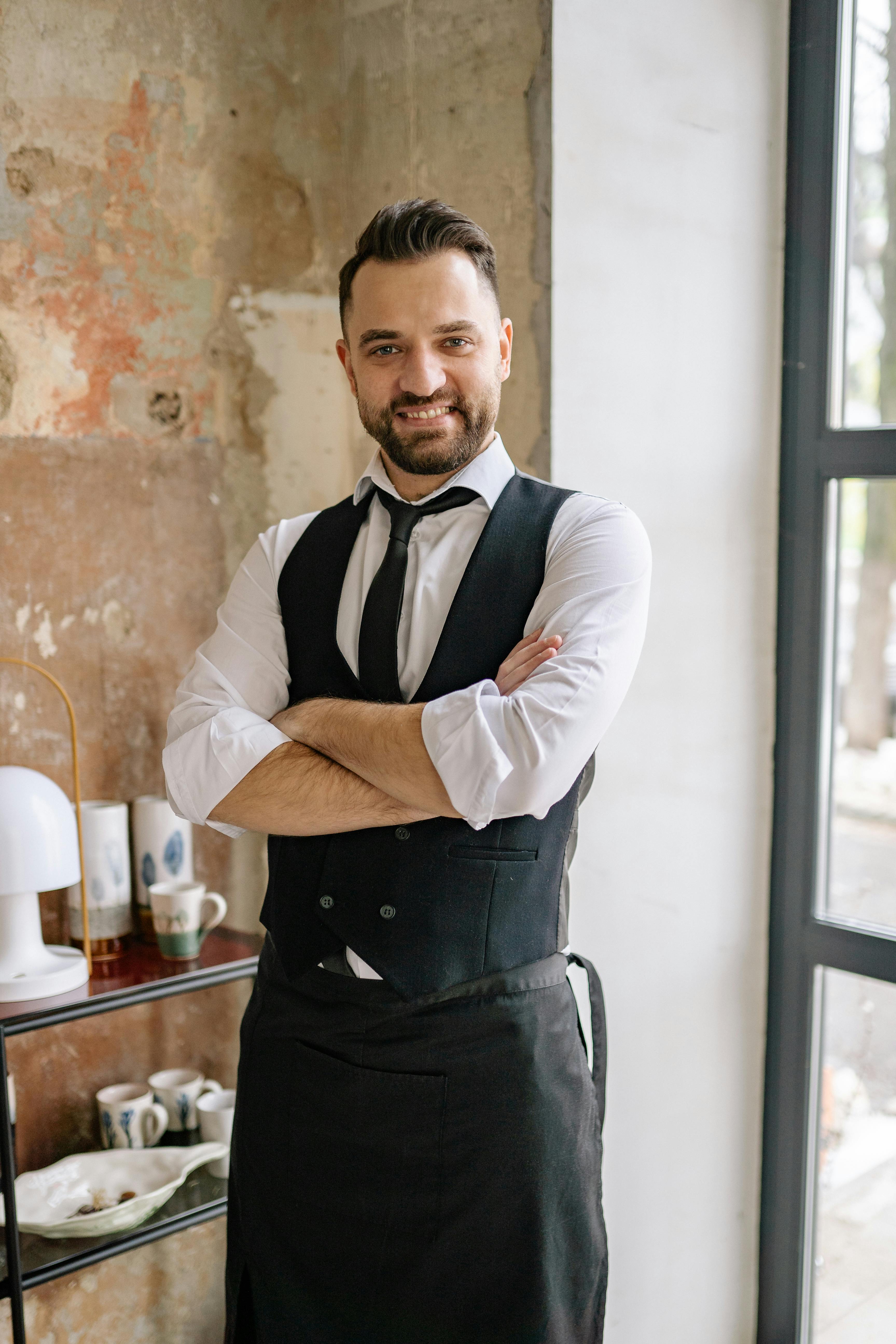 A smiling waiter | Source: Pexels