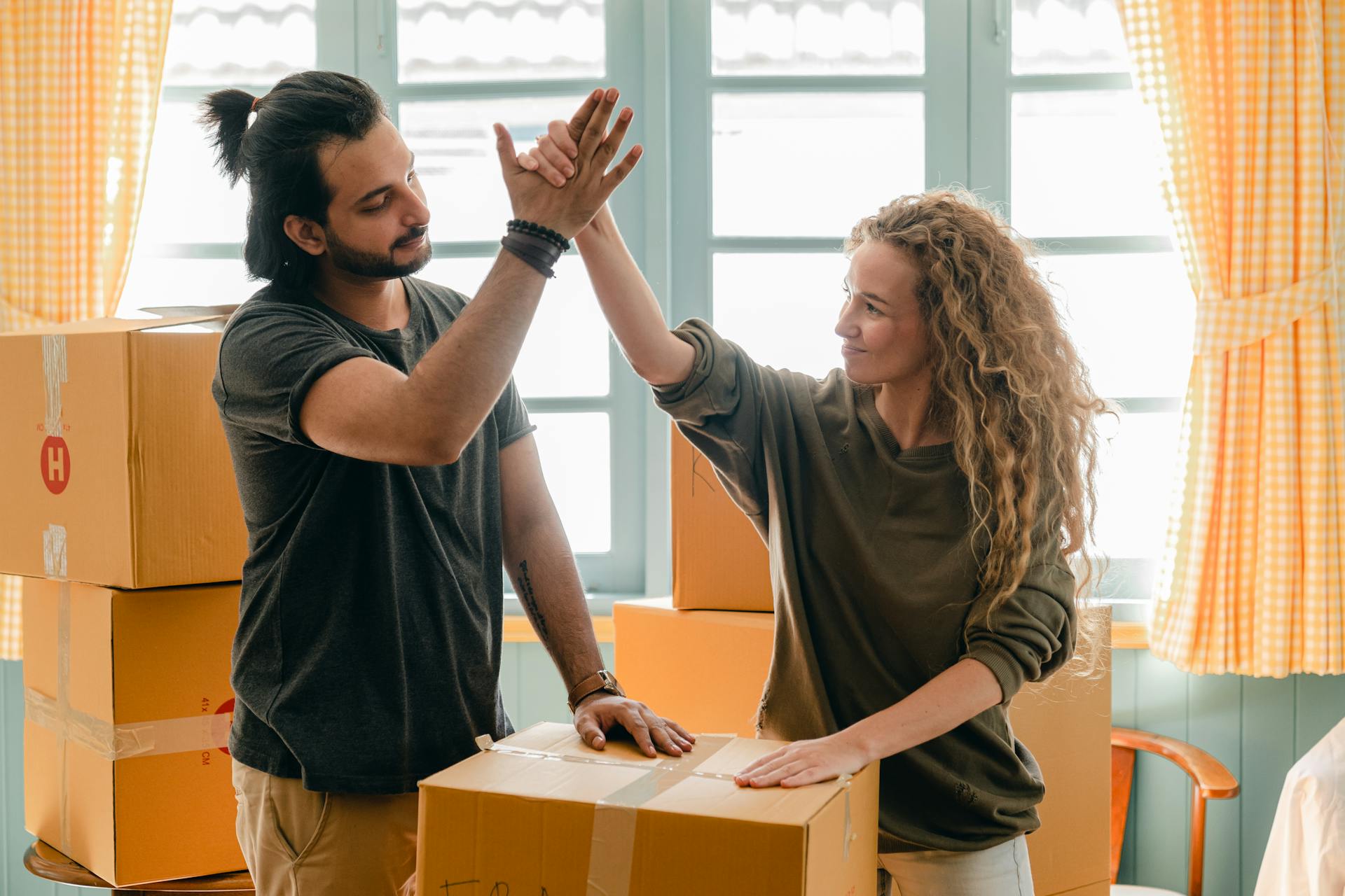 A couple packing up | Source: Pexels