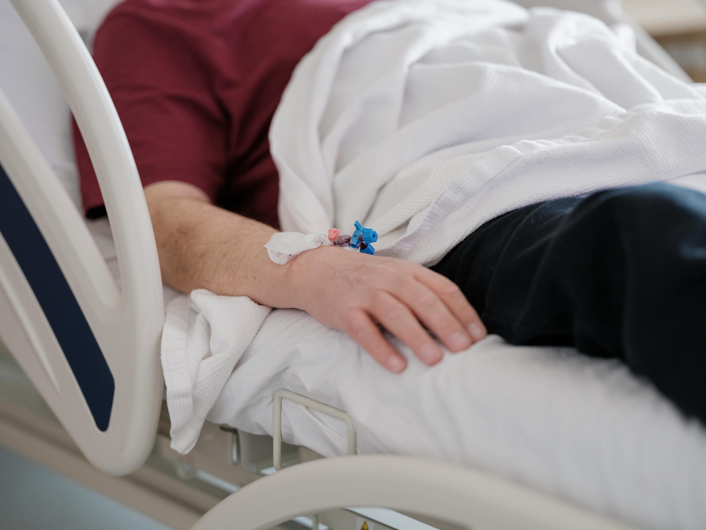 A man lying in a hospital bed | Source: Unsplash