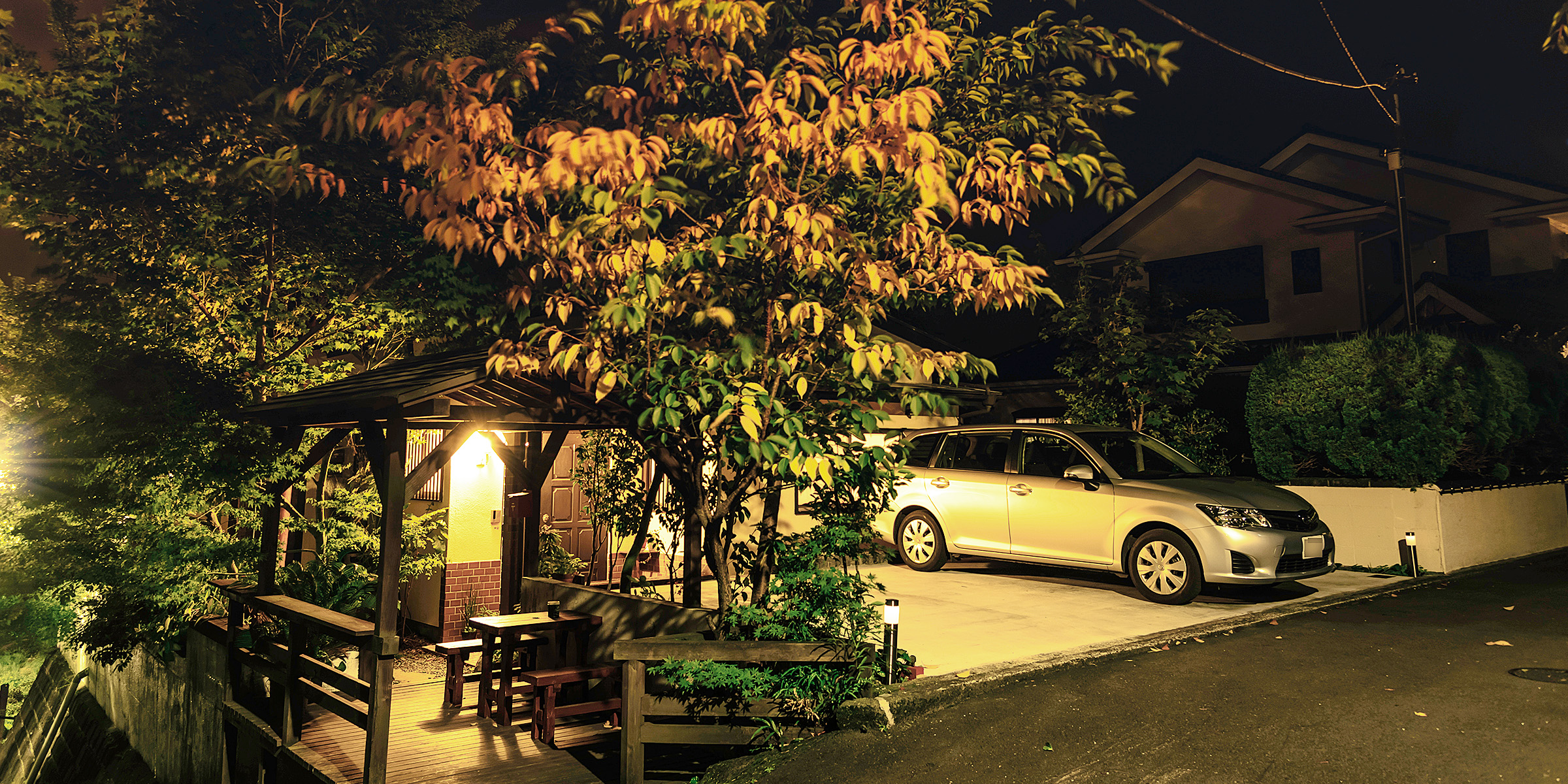A car parked outside a house at night | Source: Shutterstock