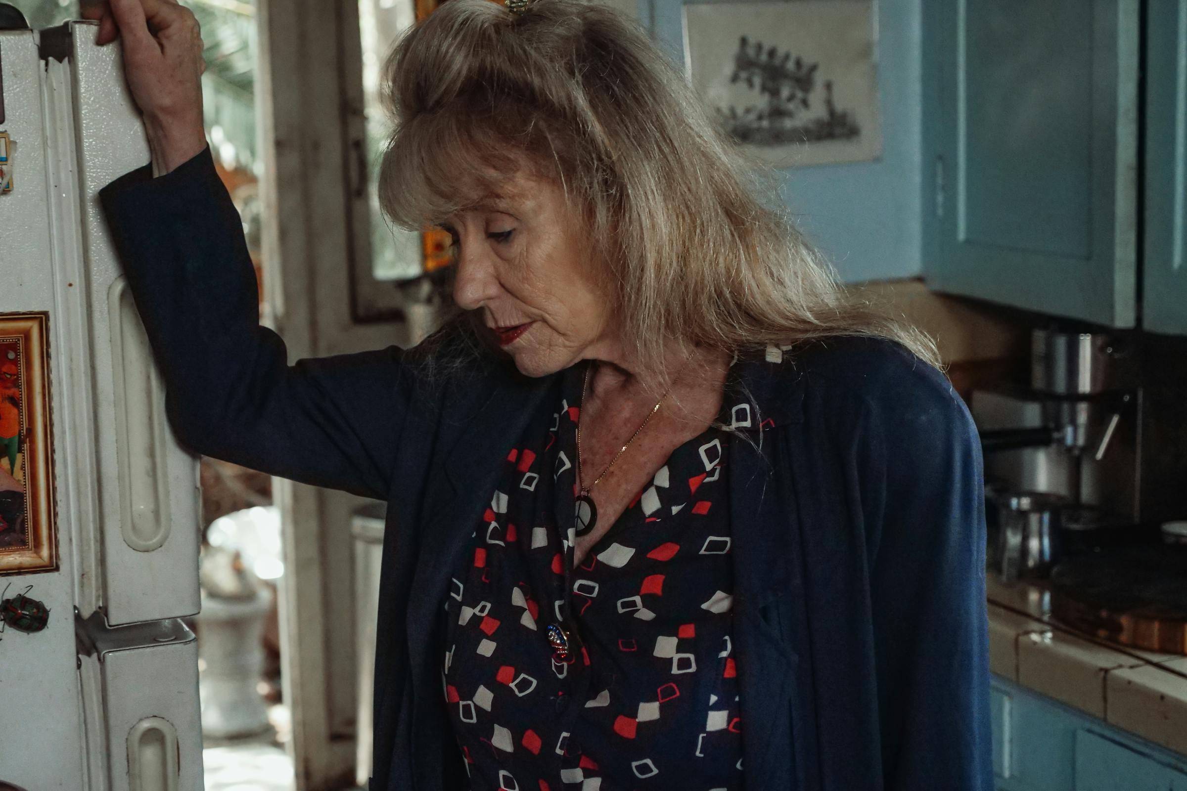 A woman looking sad in a kitchen | Source: Pexels