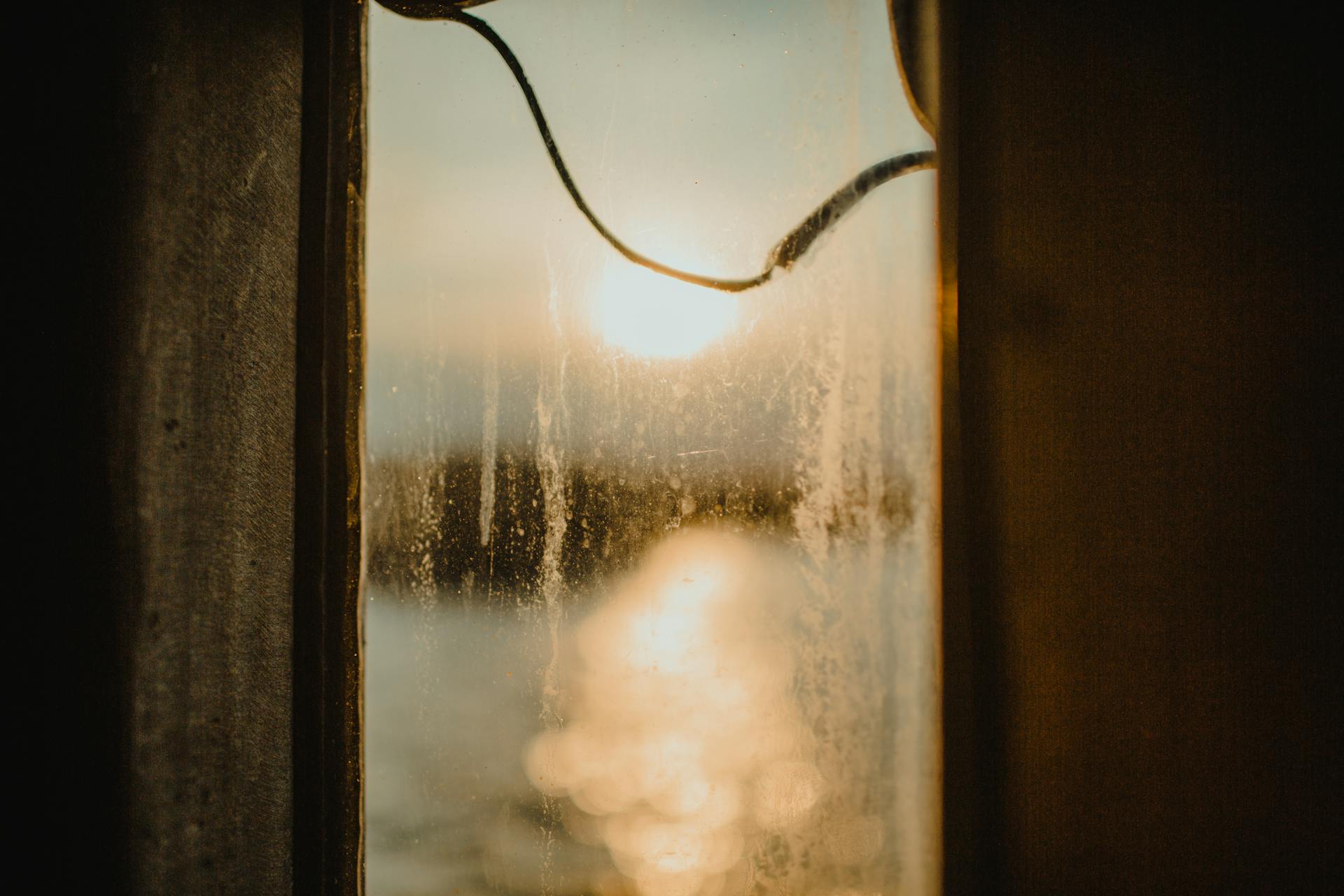 A dirty window | Source: Pexels