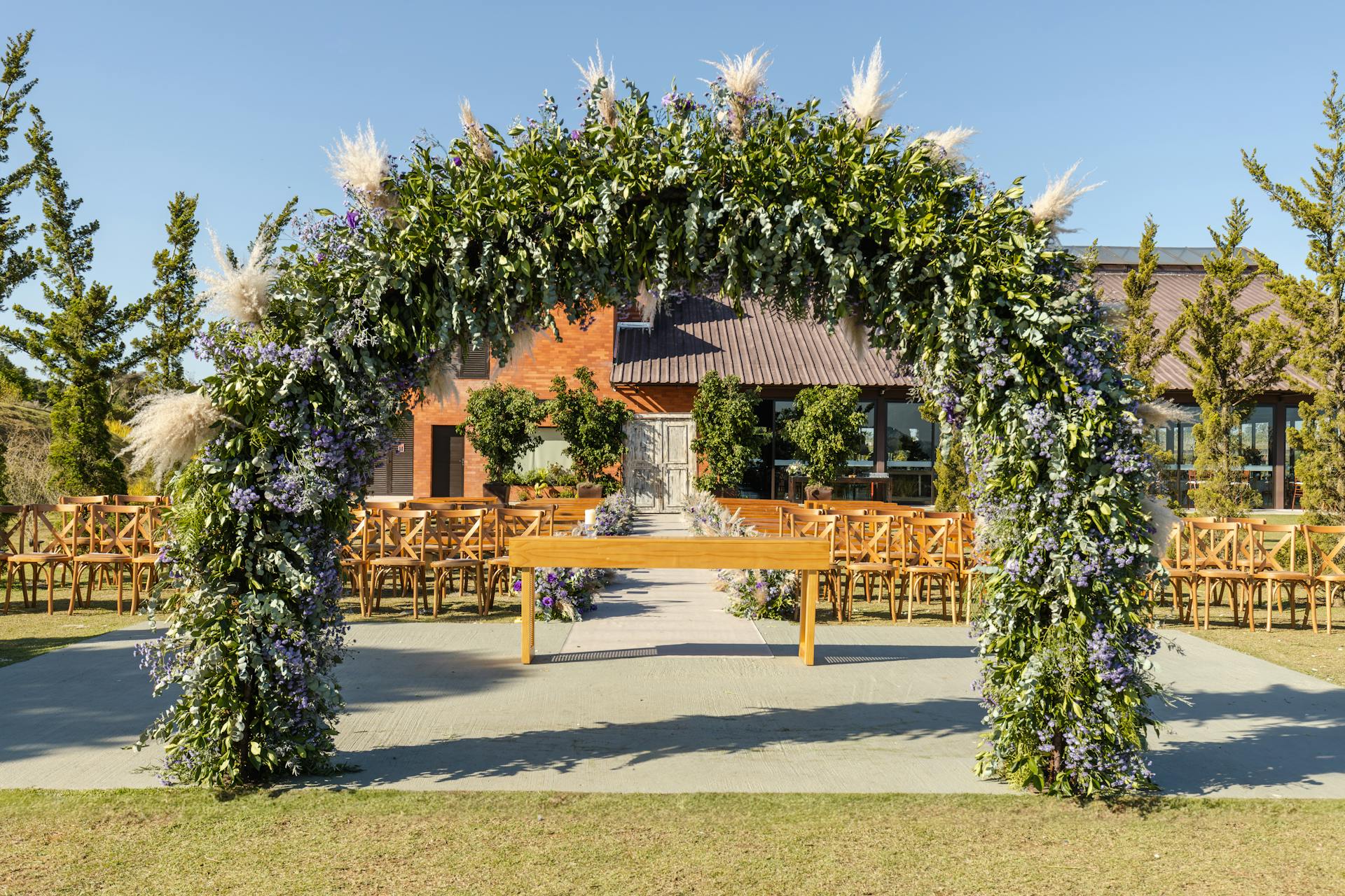 A wedding arch | Source: Pexels