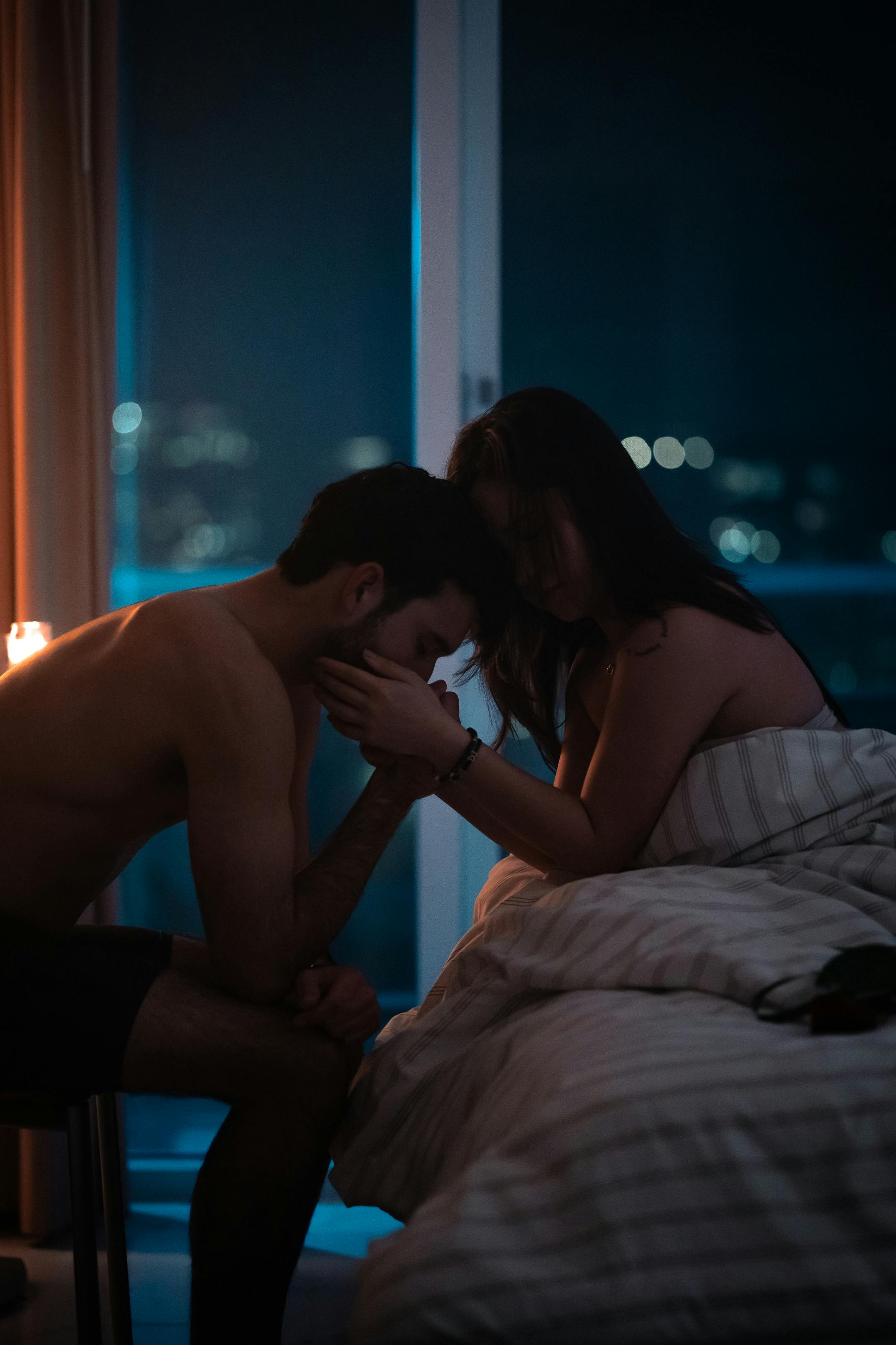 Couple in quiet moment | Source: Pexels