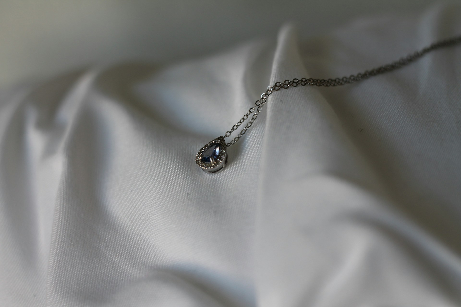 A small diamond pendant | Source: Unsplash