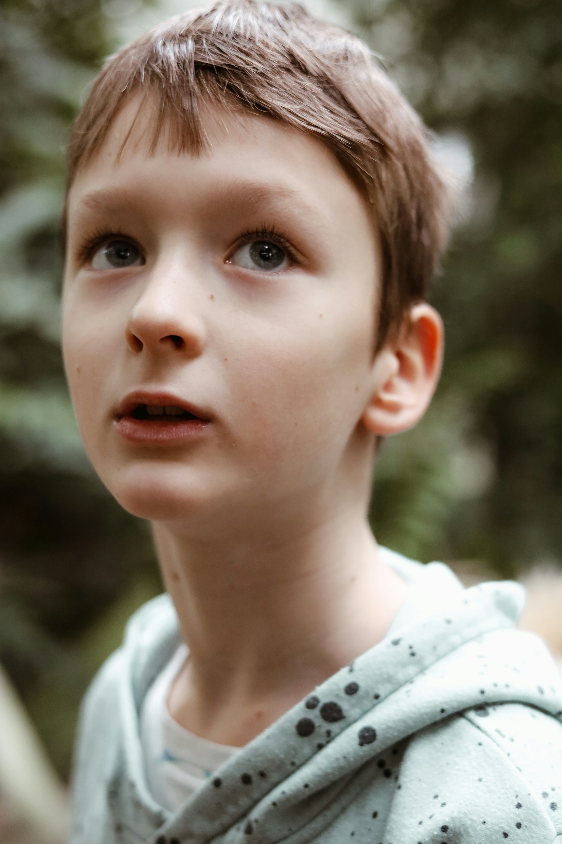 A boy looking up at someone | Source: Unsplash