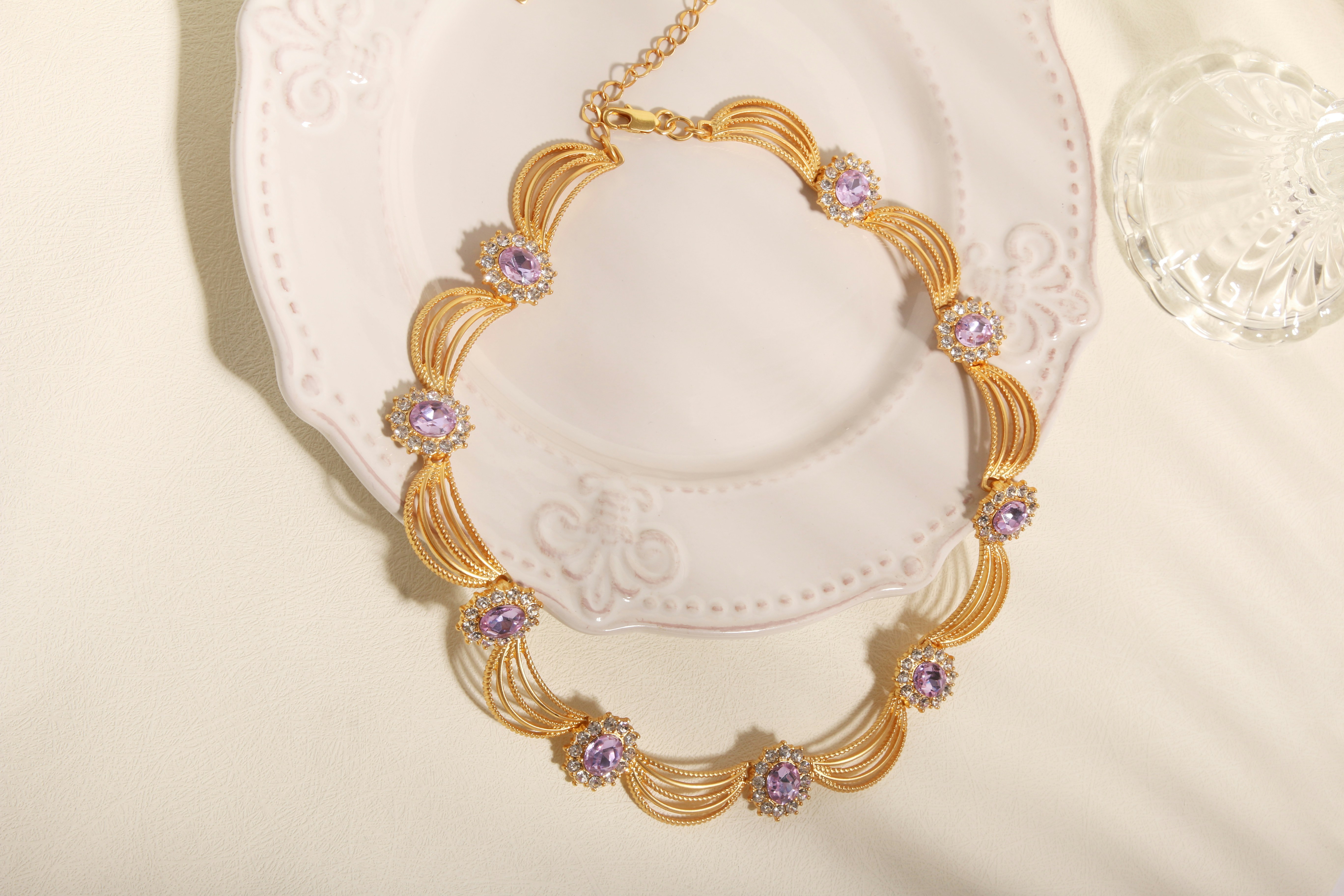 A vintage necklace | Source: Unsplash