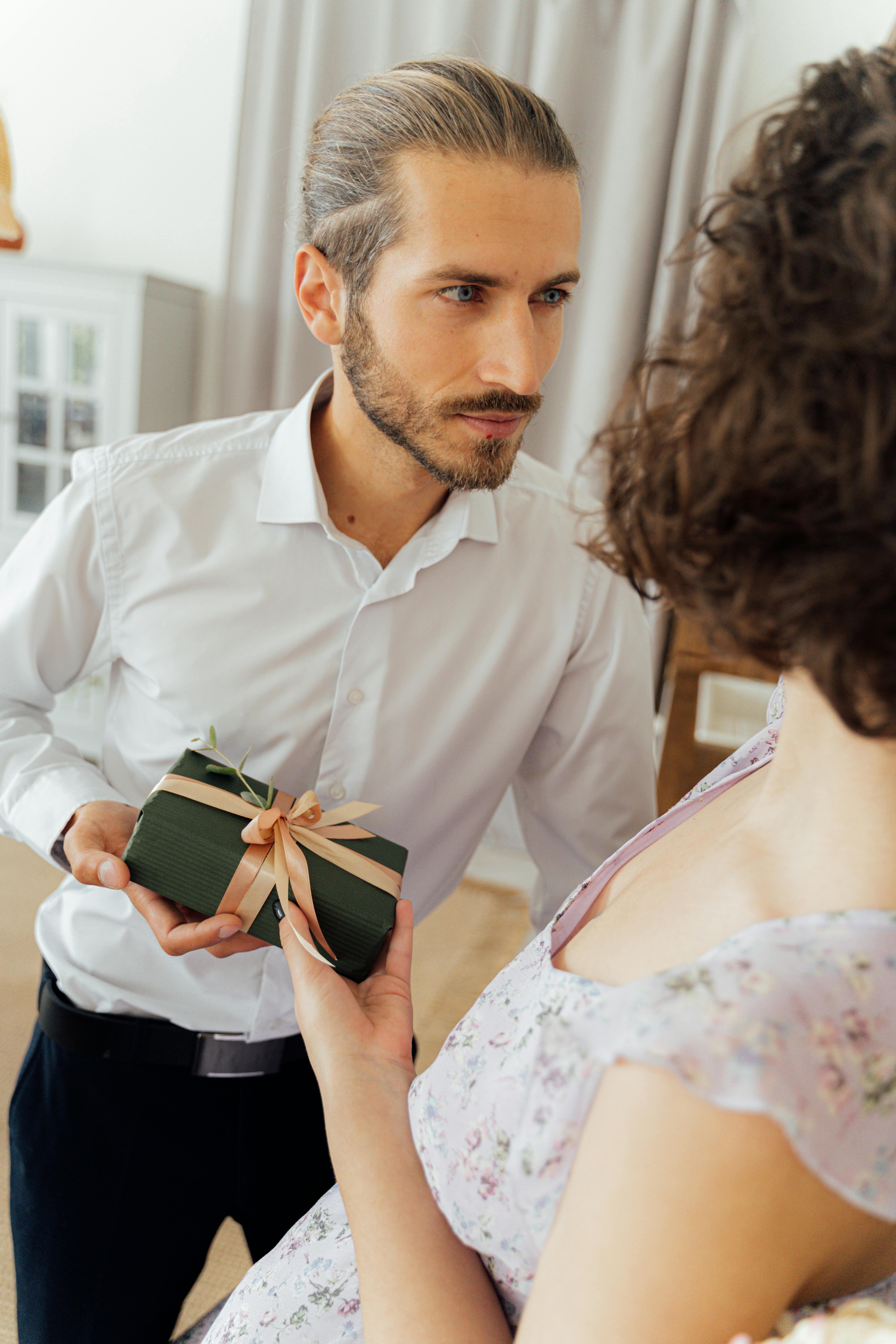 Man giving a gift | Source: Pexels