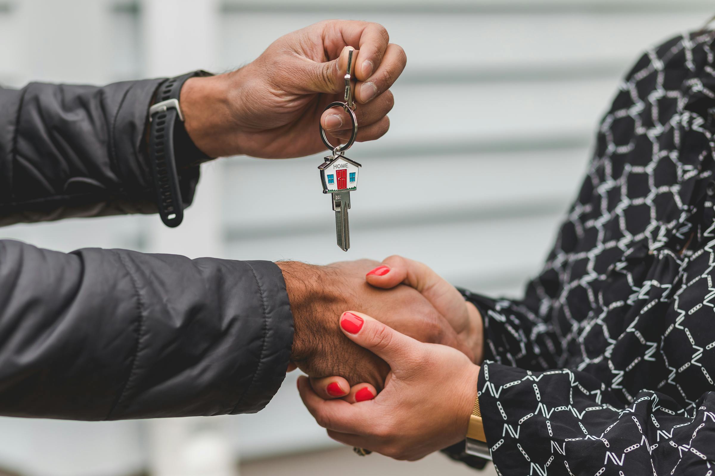 Handing over keys to a house | Source: Pexels