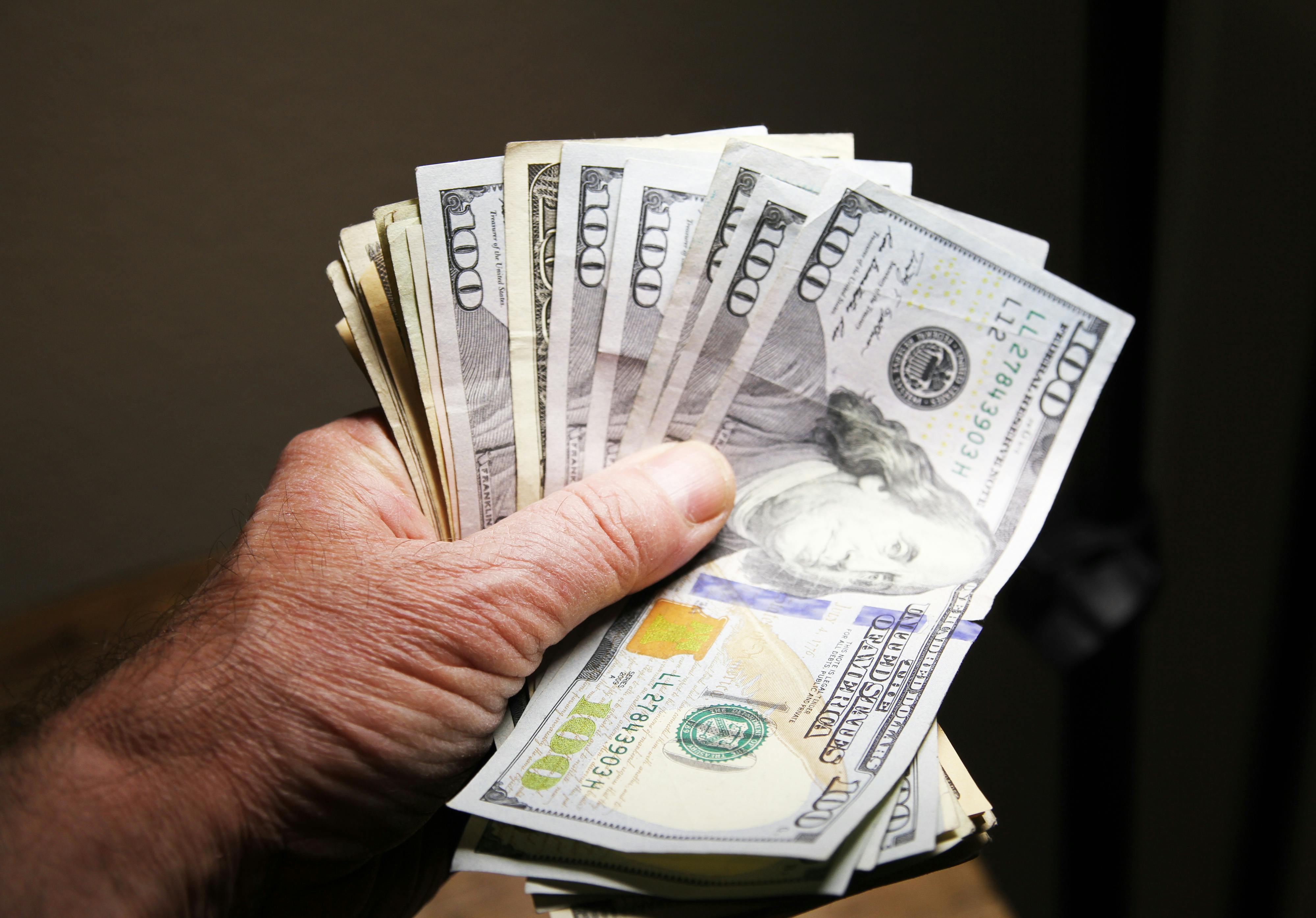 Close-up shot of a man holding money | Source: Pexels