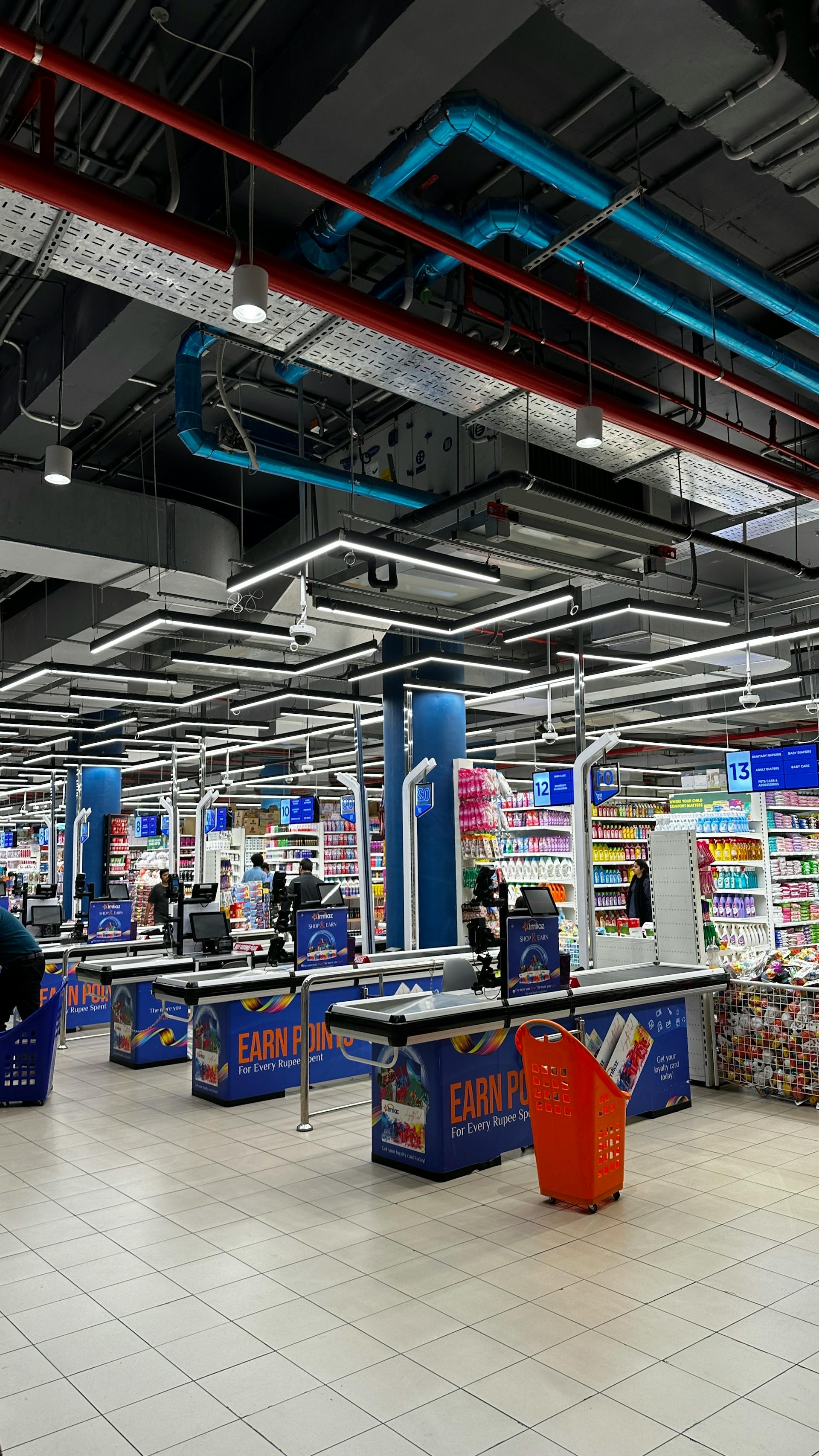 Balcões de checkout em um supermercado | Fonte: Pexels