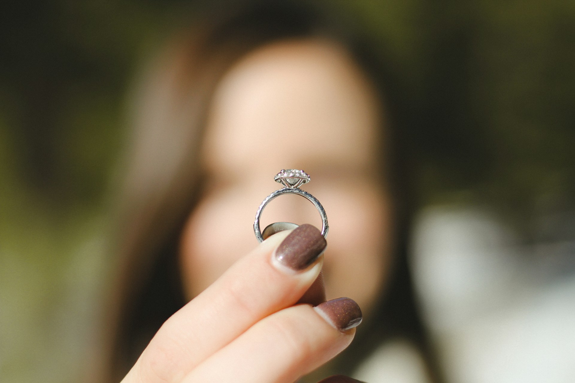 A woman holding a ring | Source: Unsplash