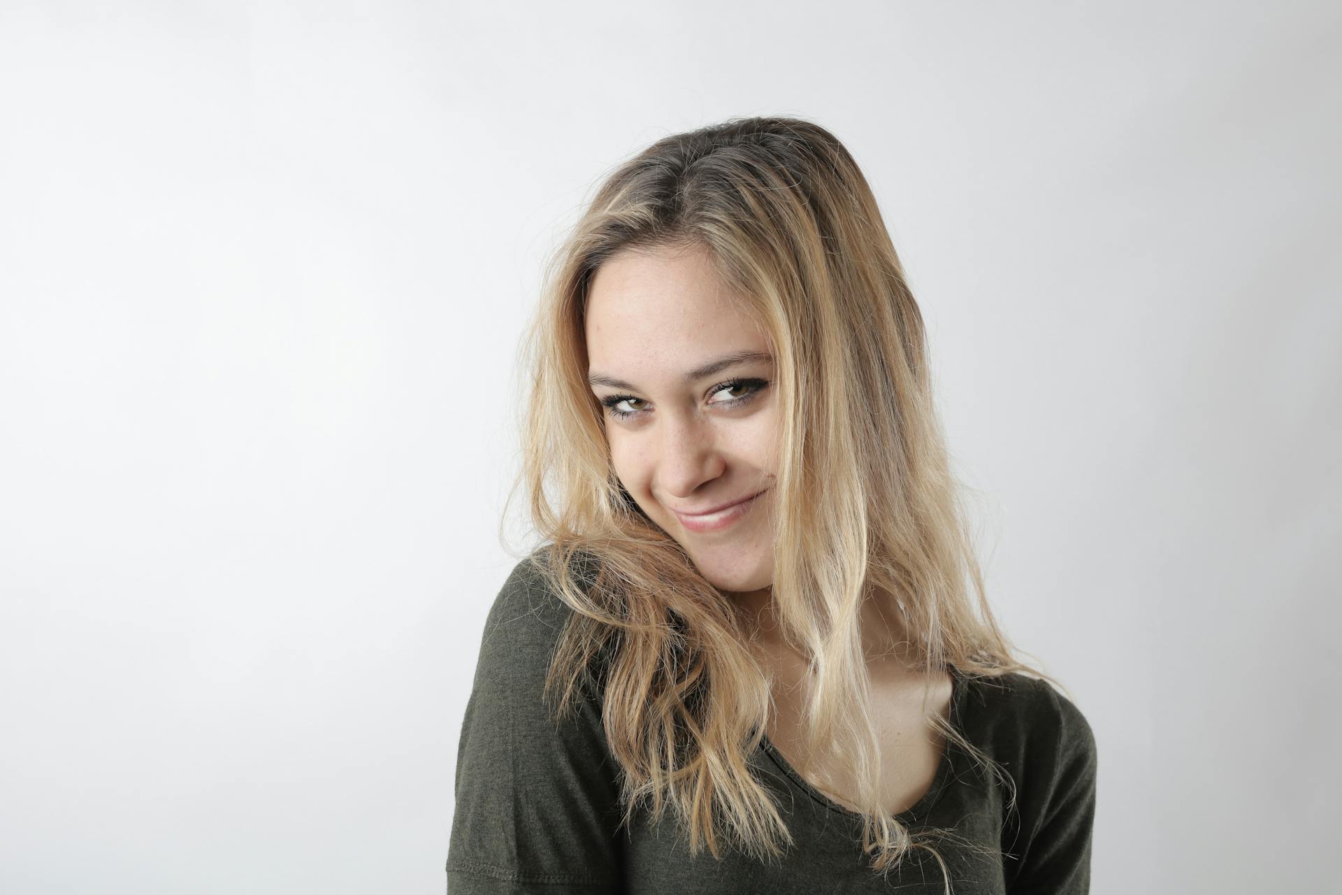 A woman smiling at someone | Source: Pexels