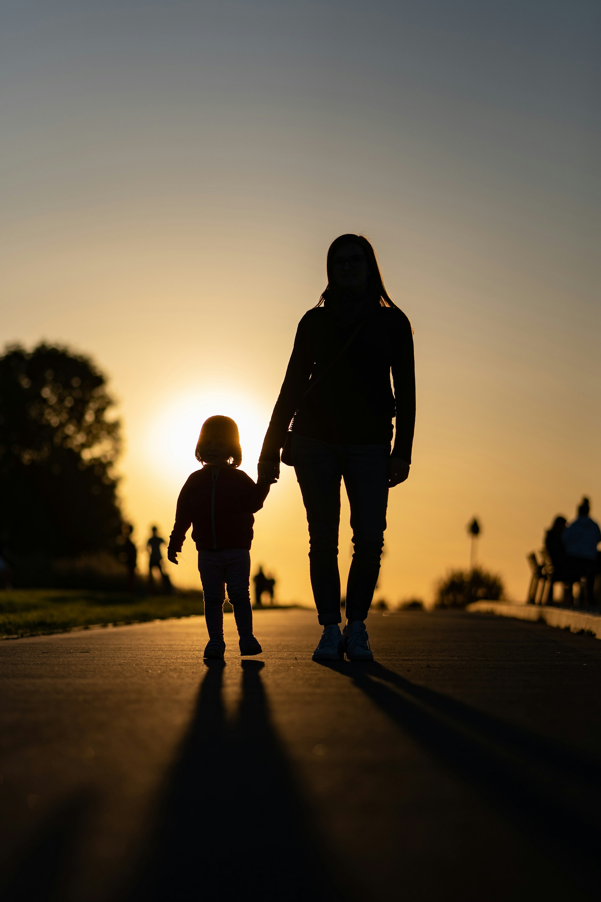 A mother and her little daughter watching the sunset | Source: Unsplash