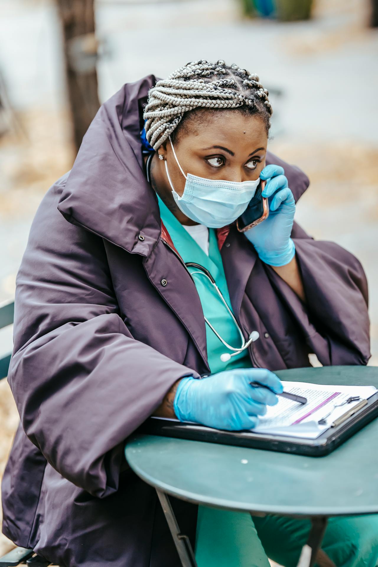A medical professional talking on the phone | Source: Pexels