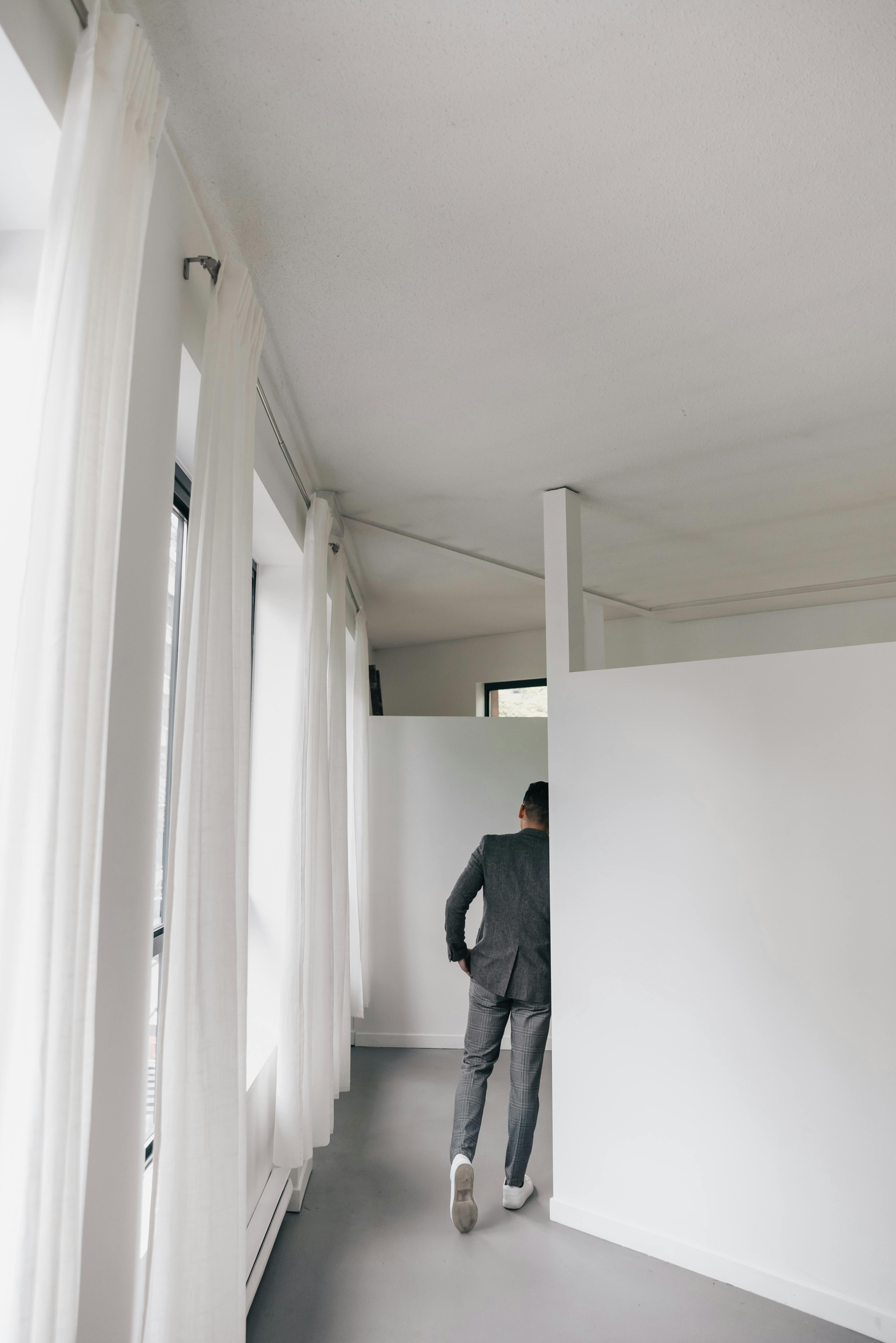 Man walking in the hallway | Source: Pexels