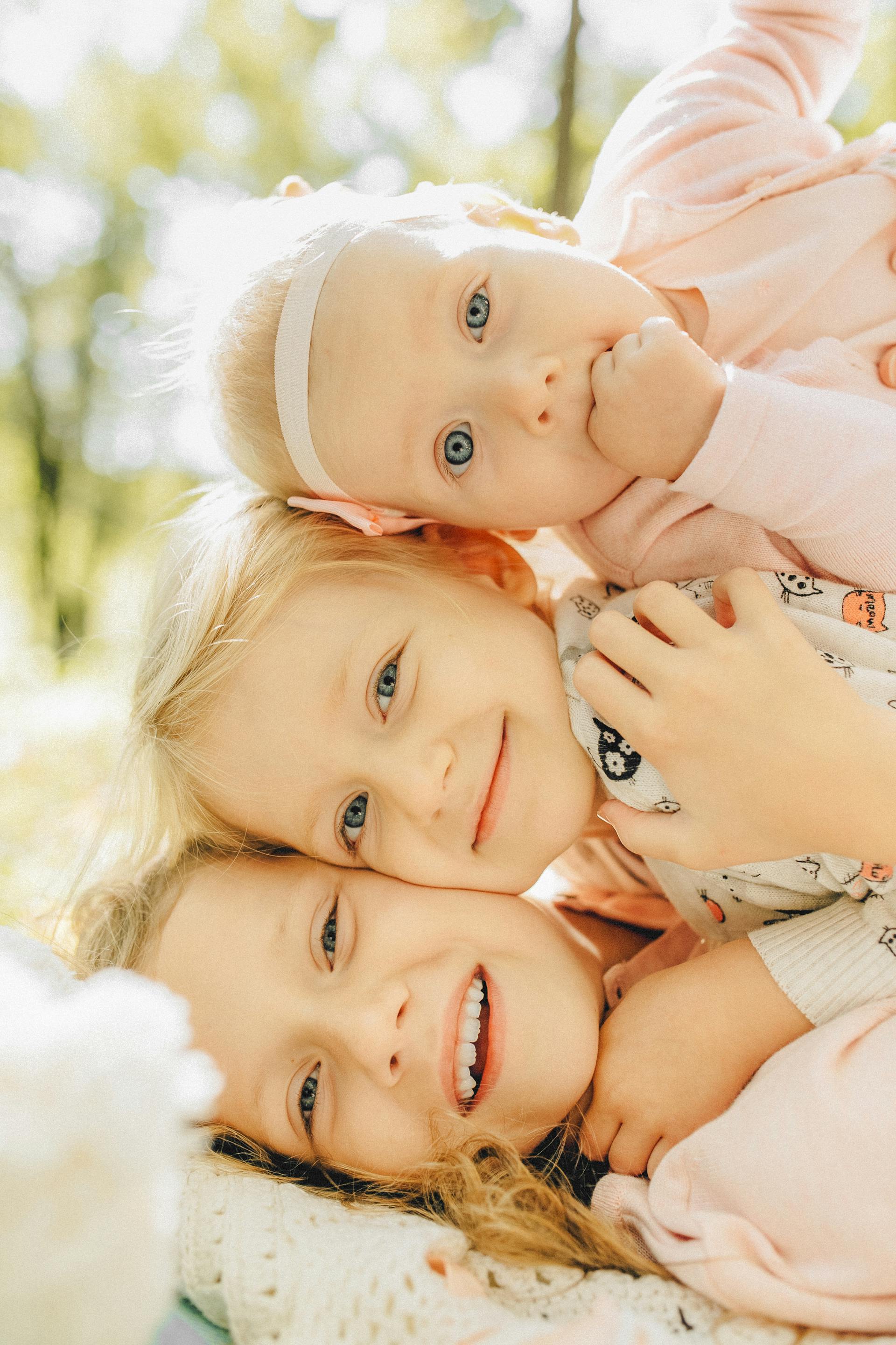 Three sisters posing together | Source: Pexels