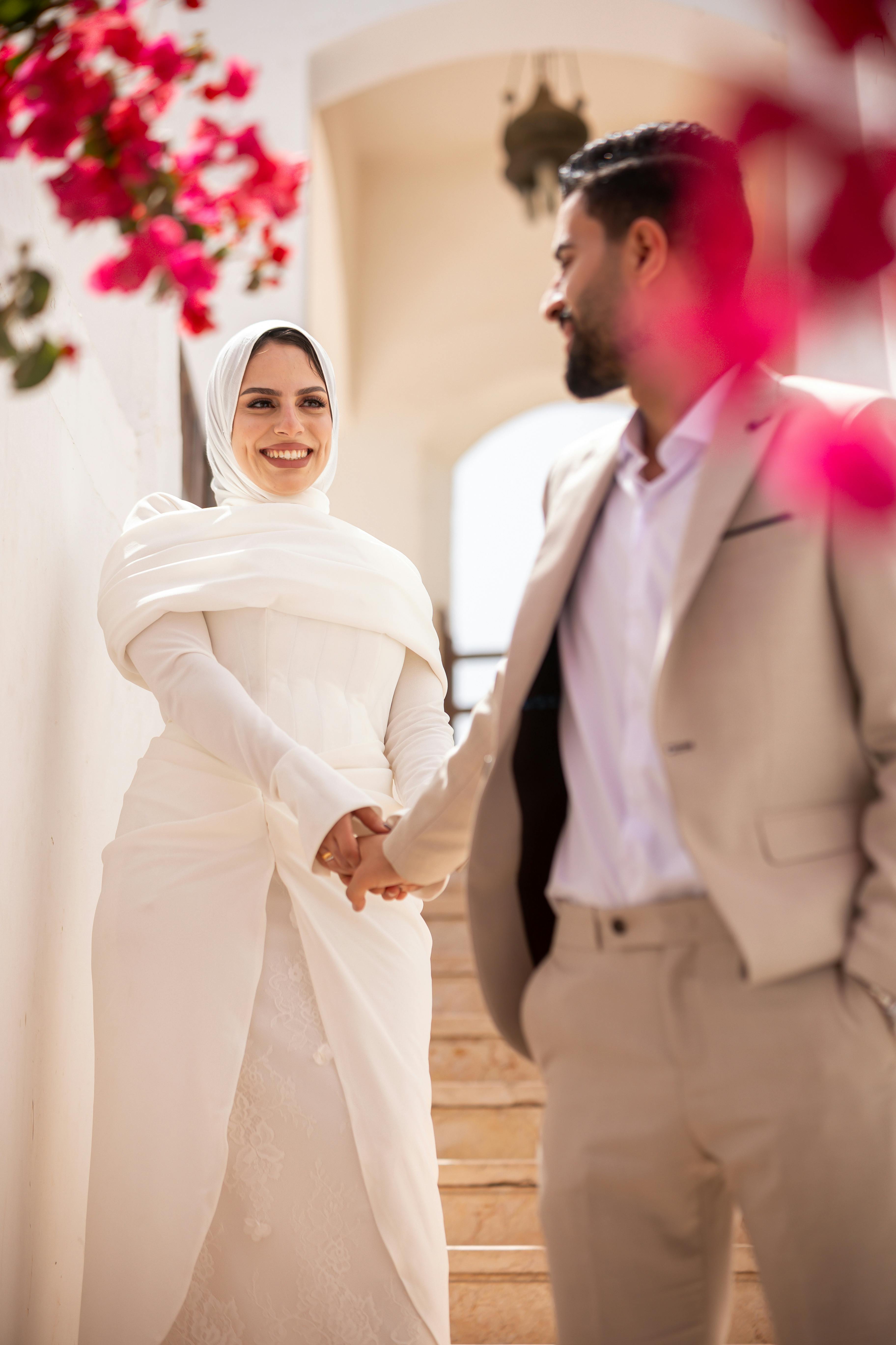 A couple holding hands | Source: Pexels